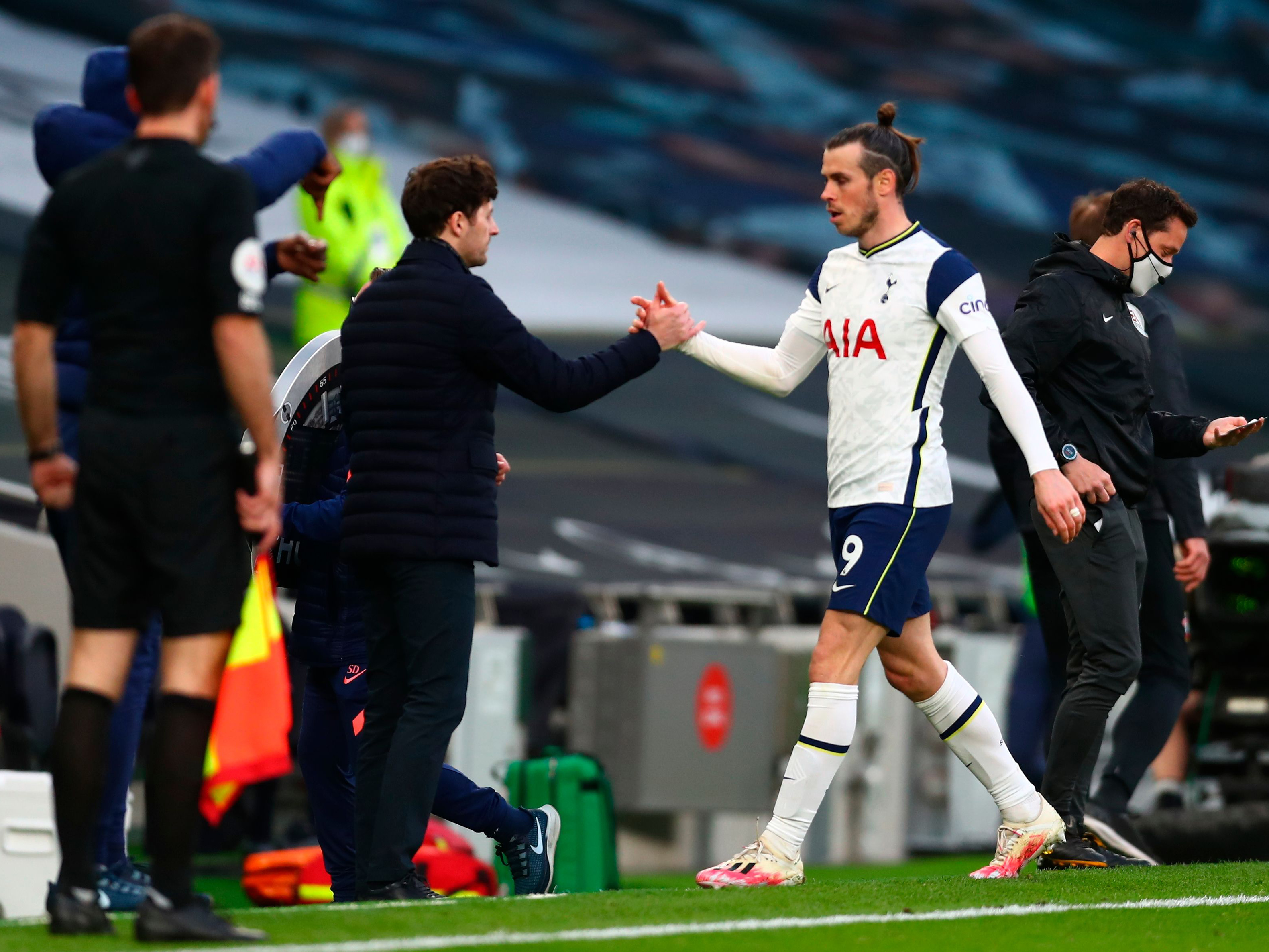 An image of Ryan Mason shaking Gareth Bale's hand