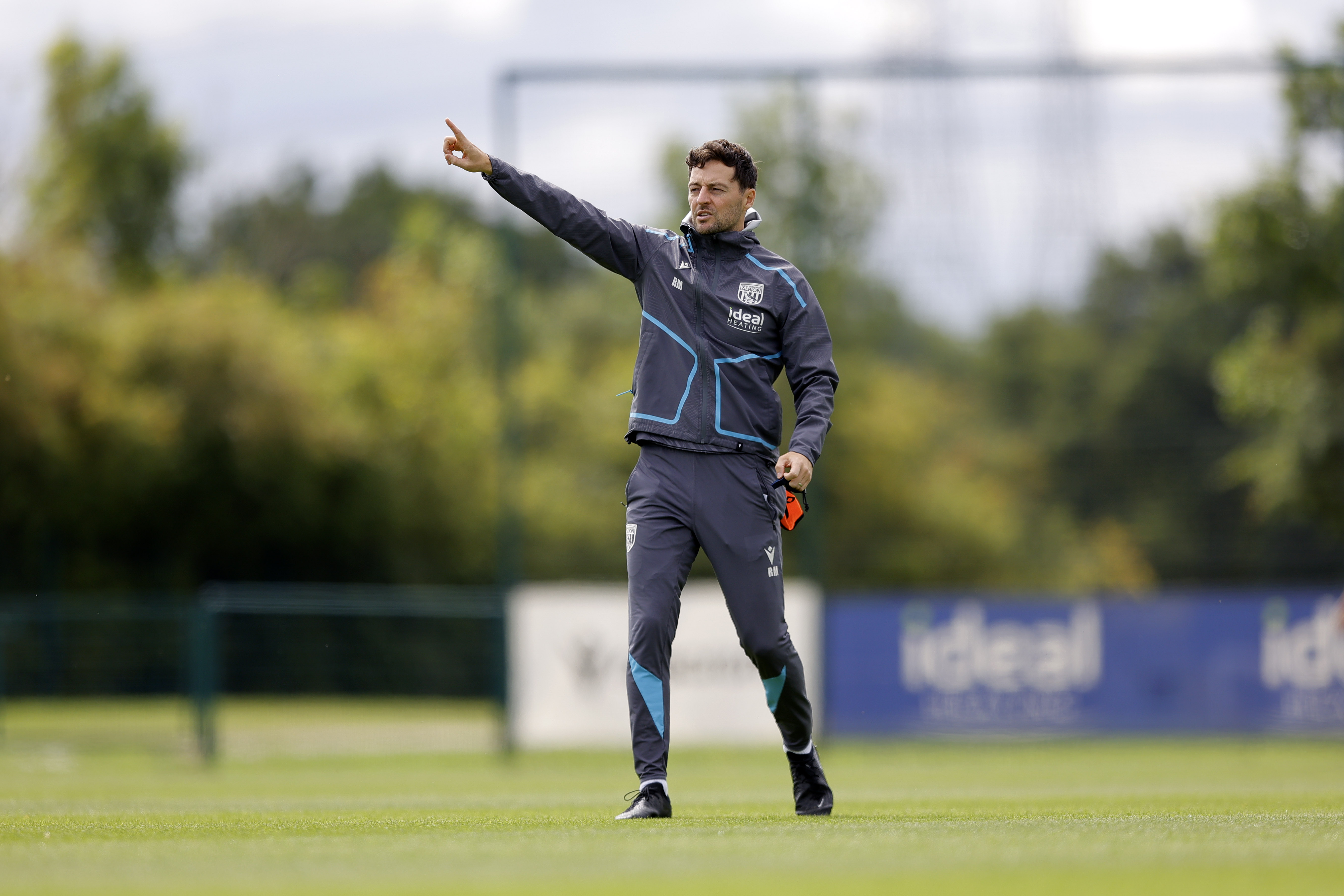 Ryan Mason pointing to his right during training 