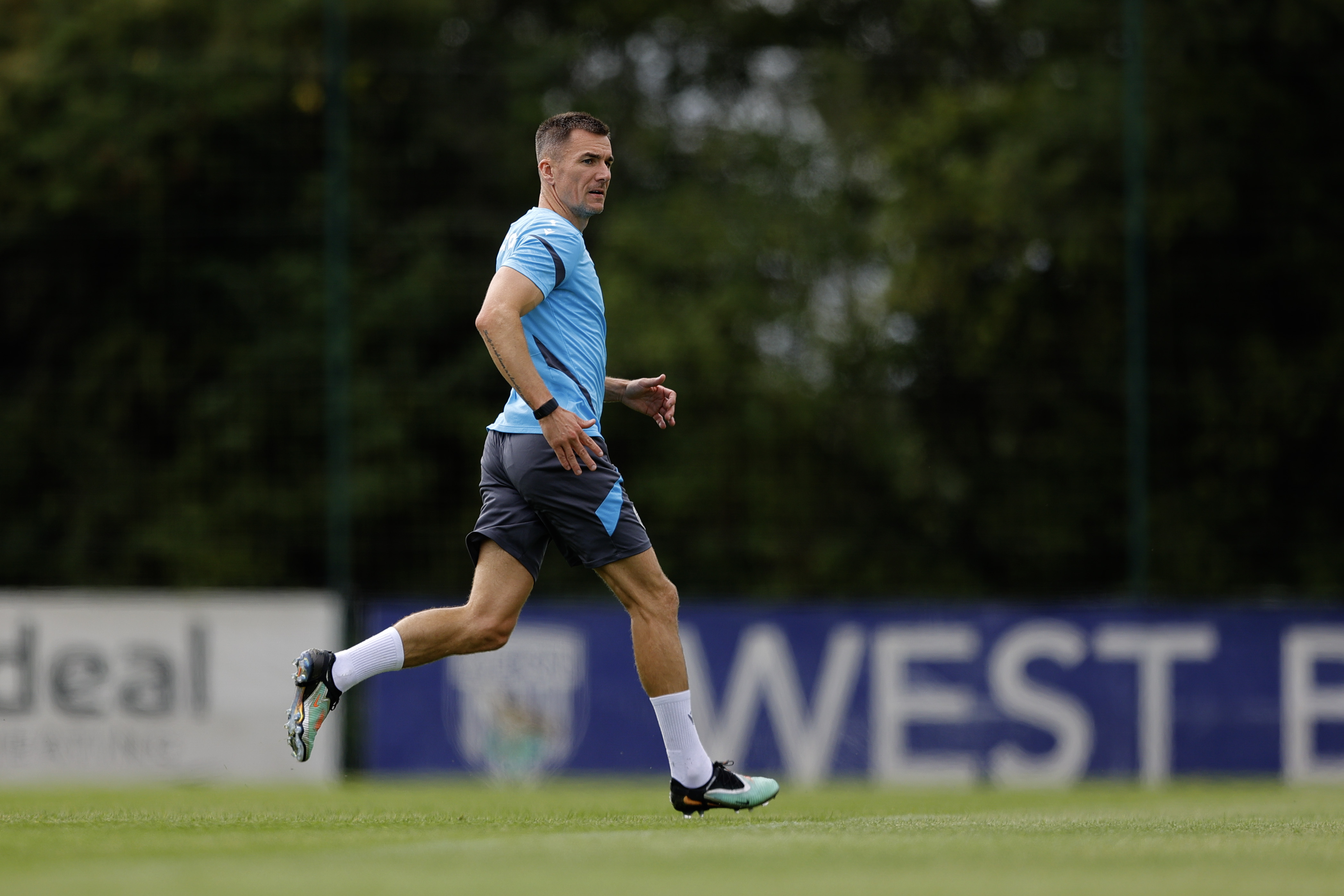 Jed Wallace running while watching out for the ball during training 