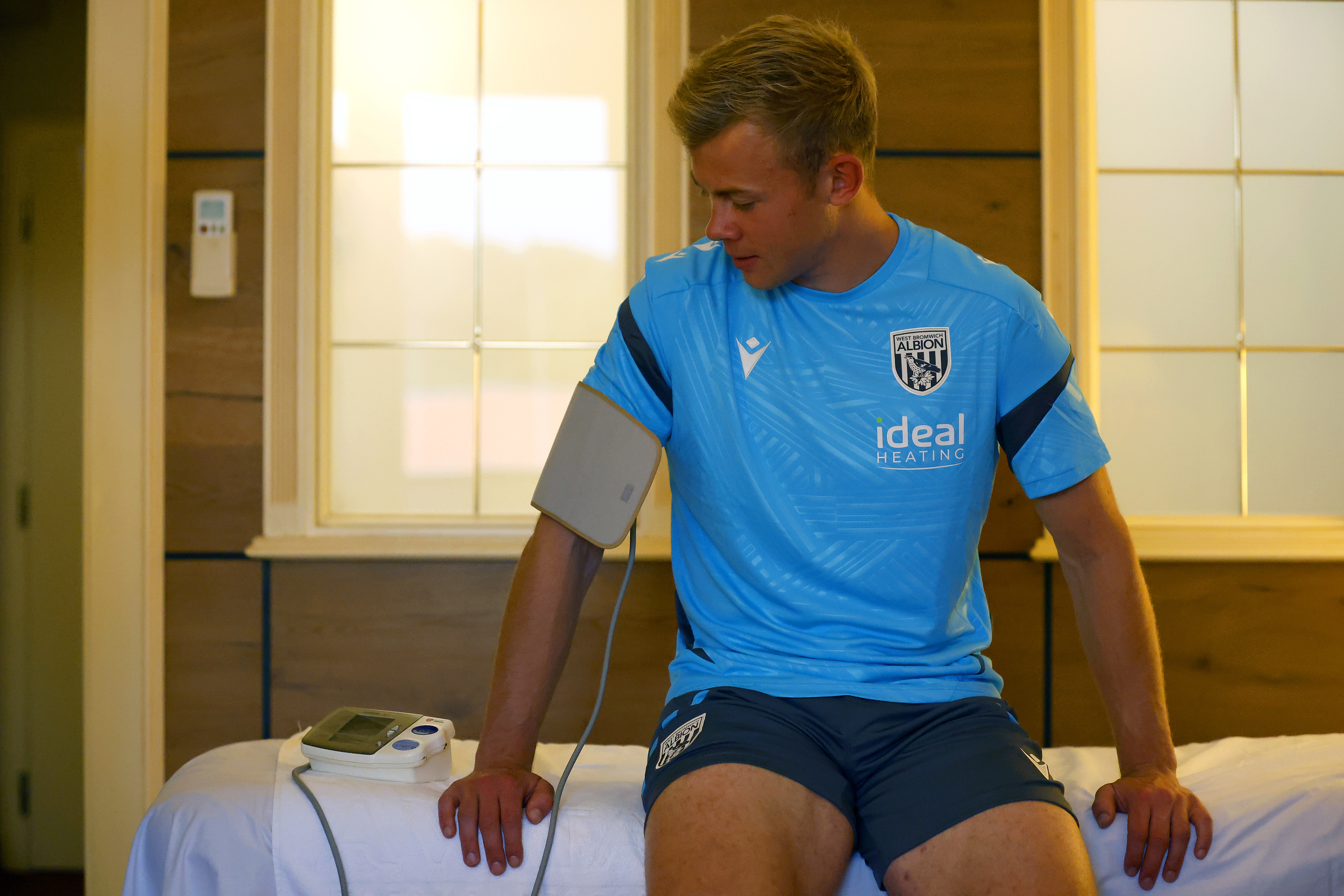 Aune Heggebø sat on a medical bed having medical tests