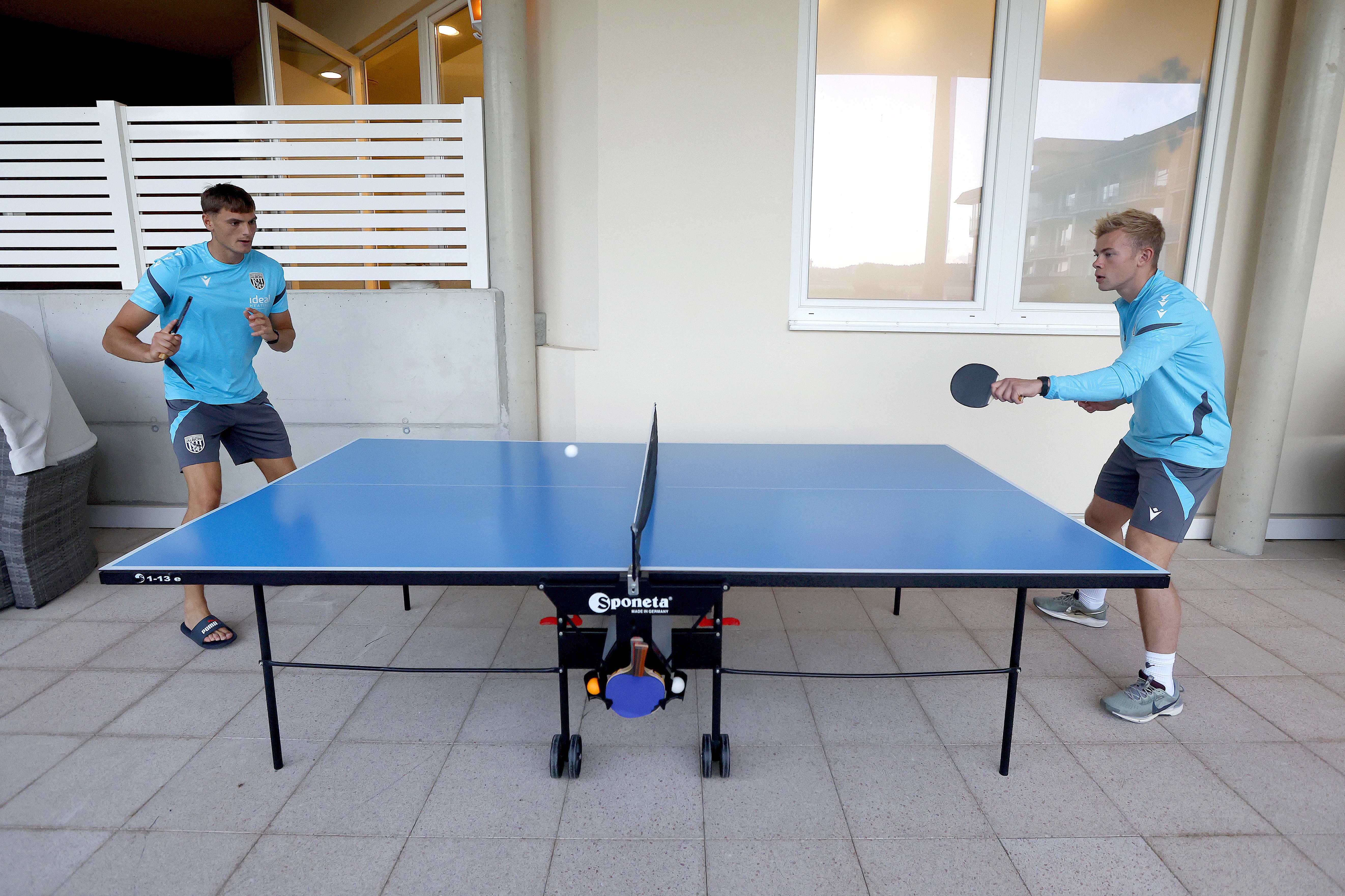 Caleb Taylor and Aune Heggebø playing table tennis