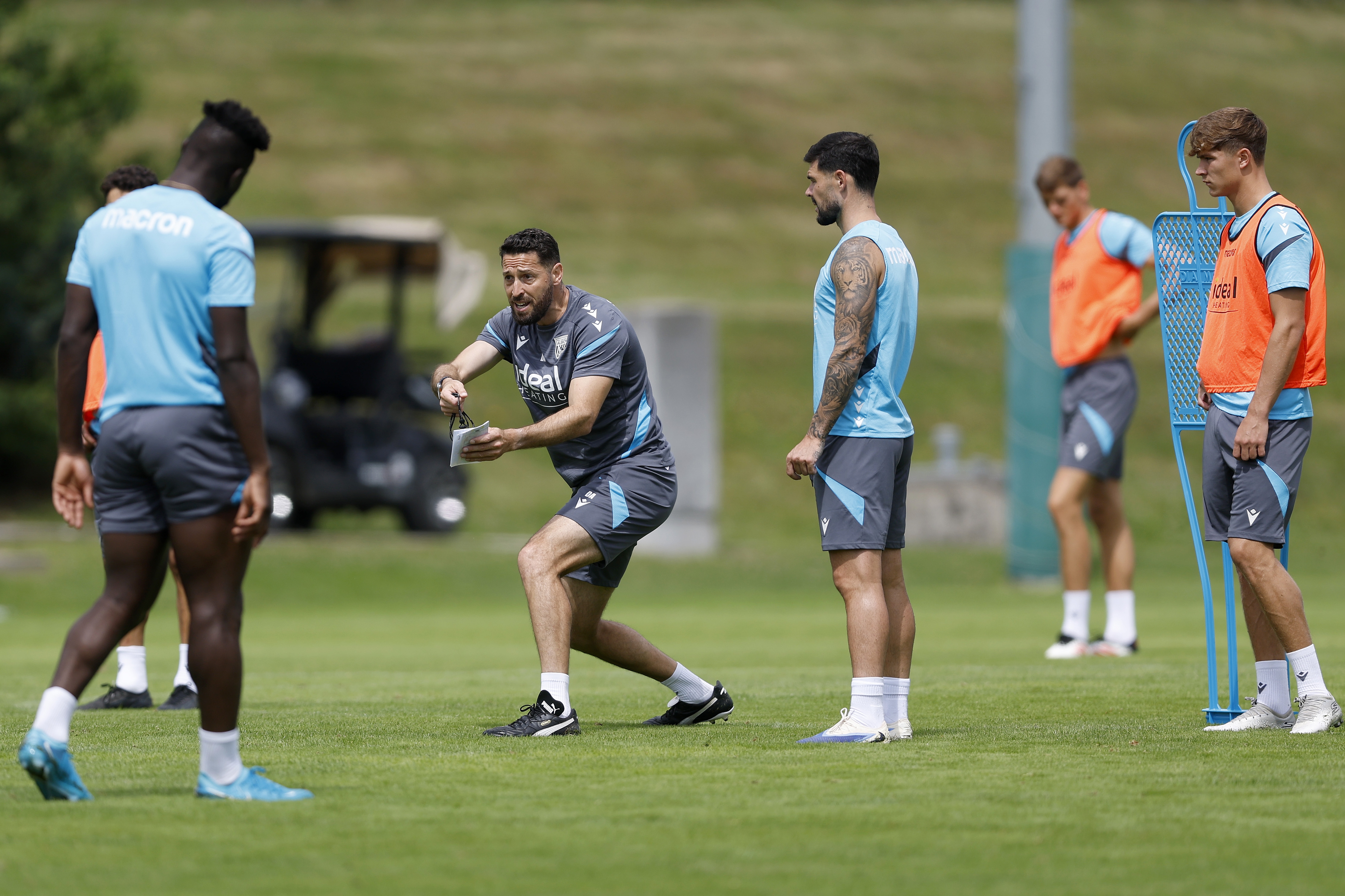Damia Abella coaching during a training session in Austria