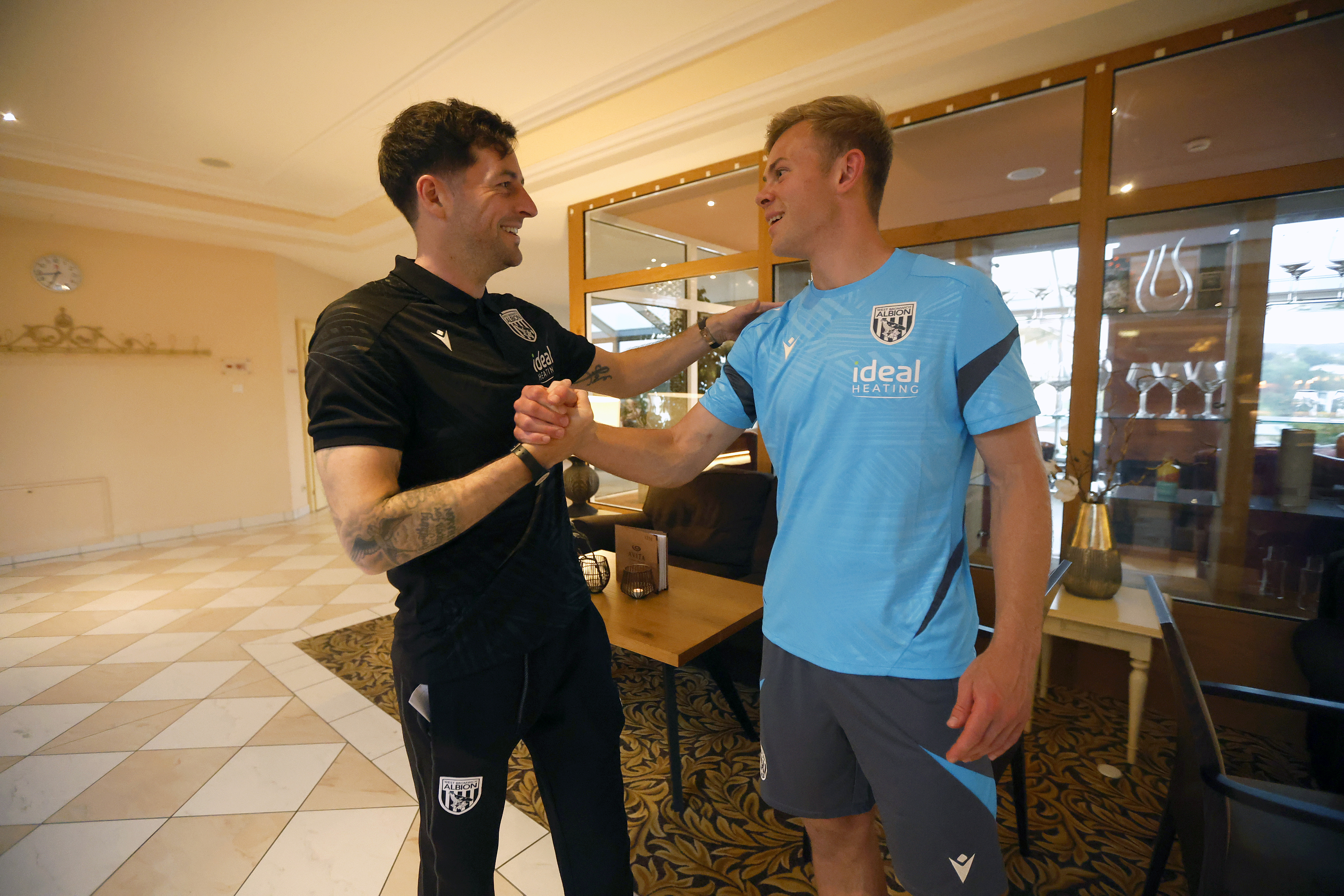 Aune Heggebø shaking hands and meeting Ryan Mason