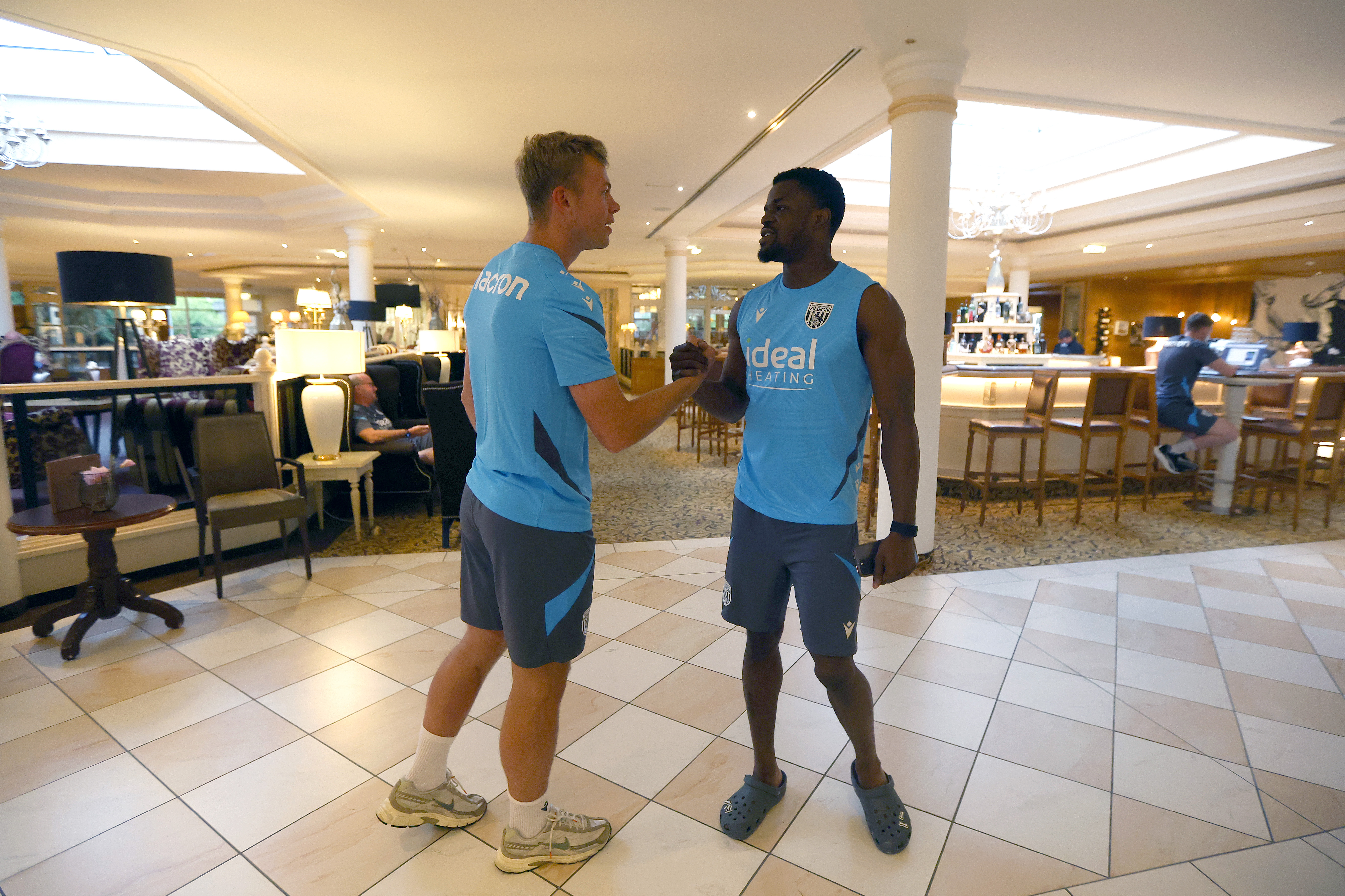 Aune Heggebø shaking hands and meeting Josh Maja