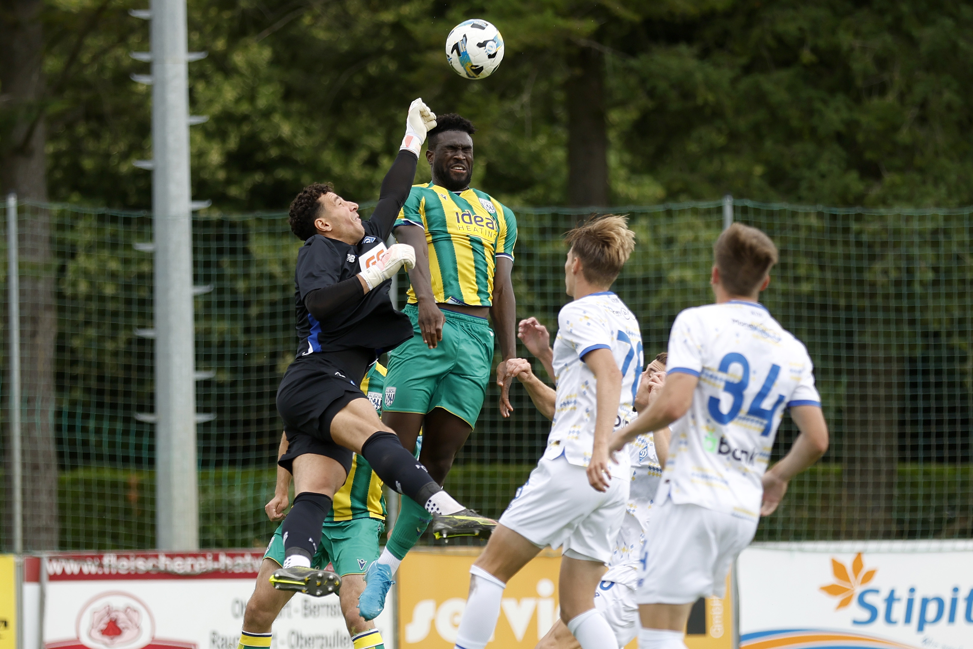 Daryl Dike in action against Dynamo Kyiv in pre-season in Austria 