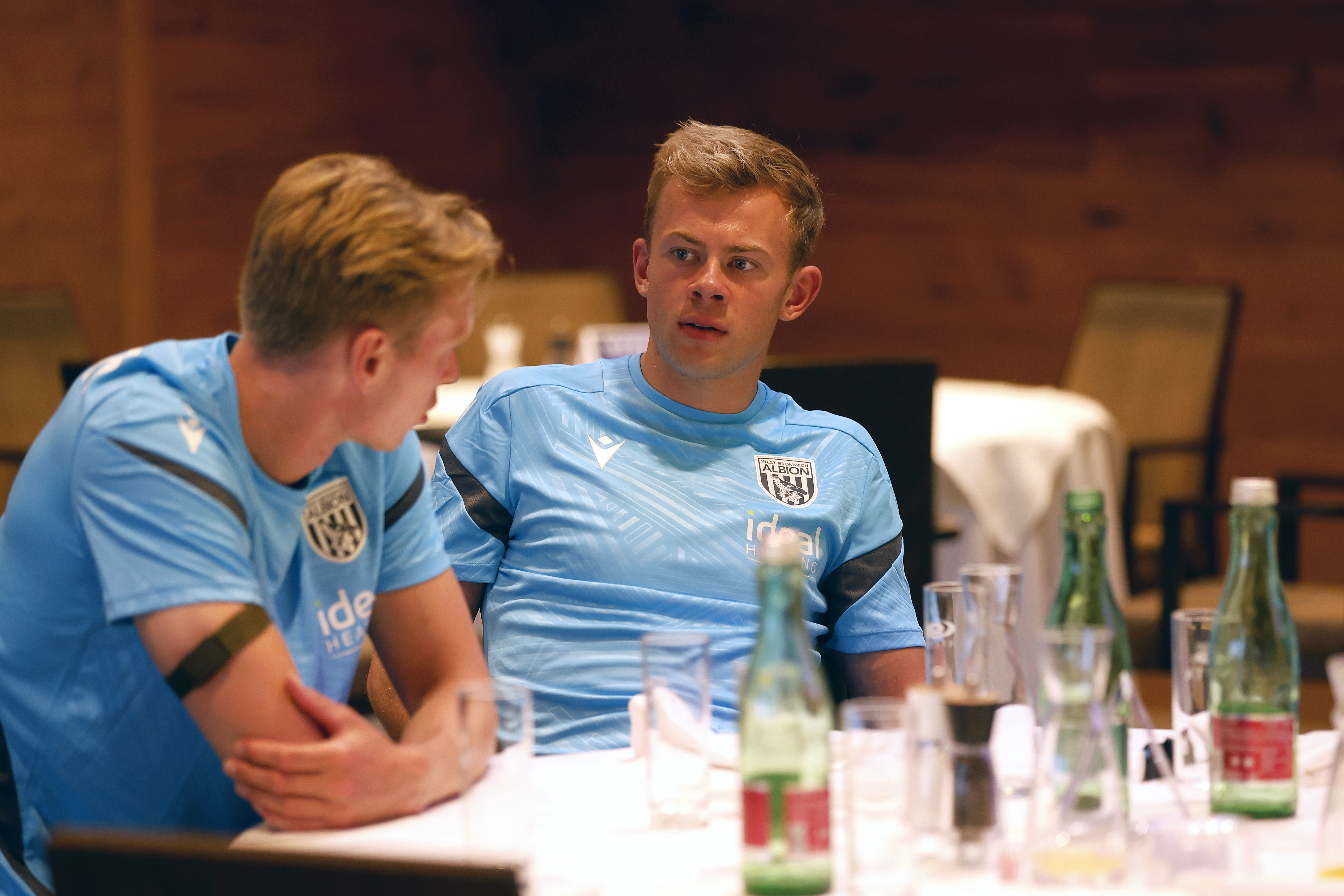 Aune Heggebø chatting with Torbjørn Heggem at dinner