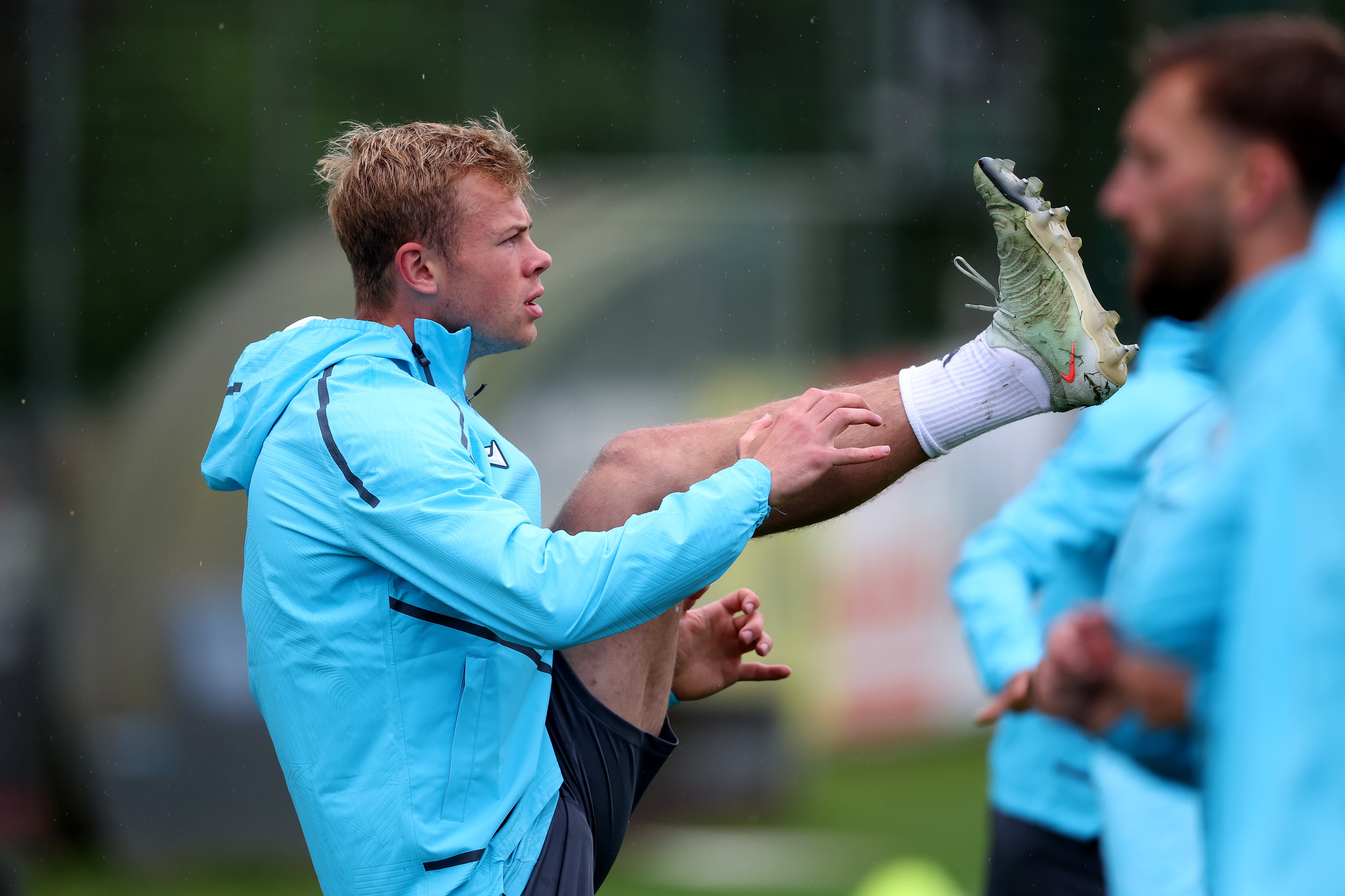 Aune Heggebø stretching during a training session in the rain