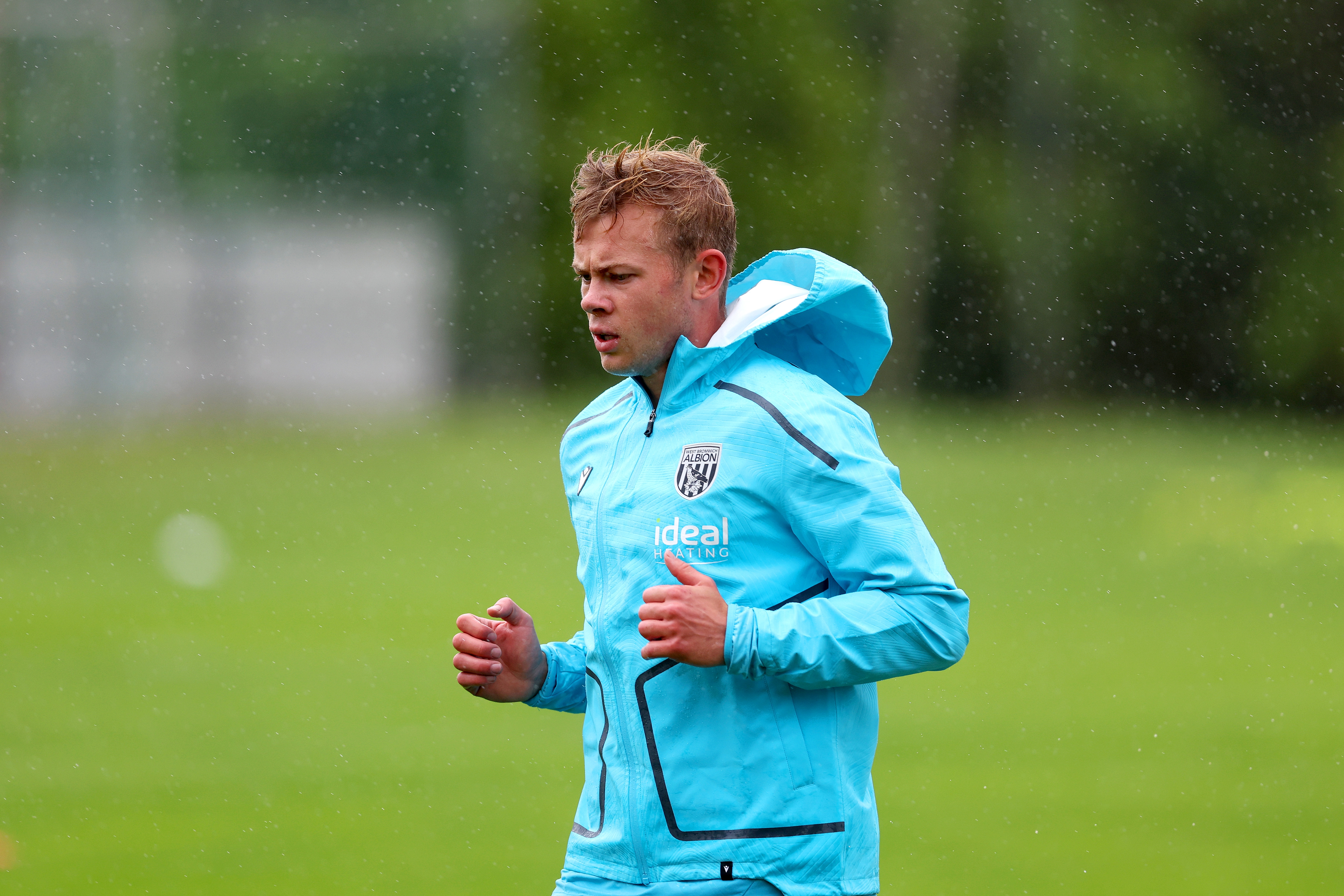 Aune Heggebø running forward during a training session in the rain