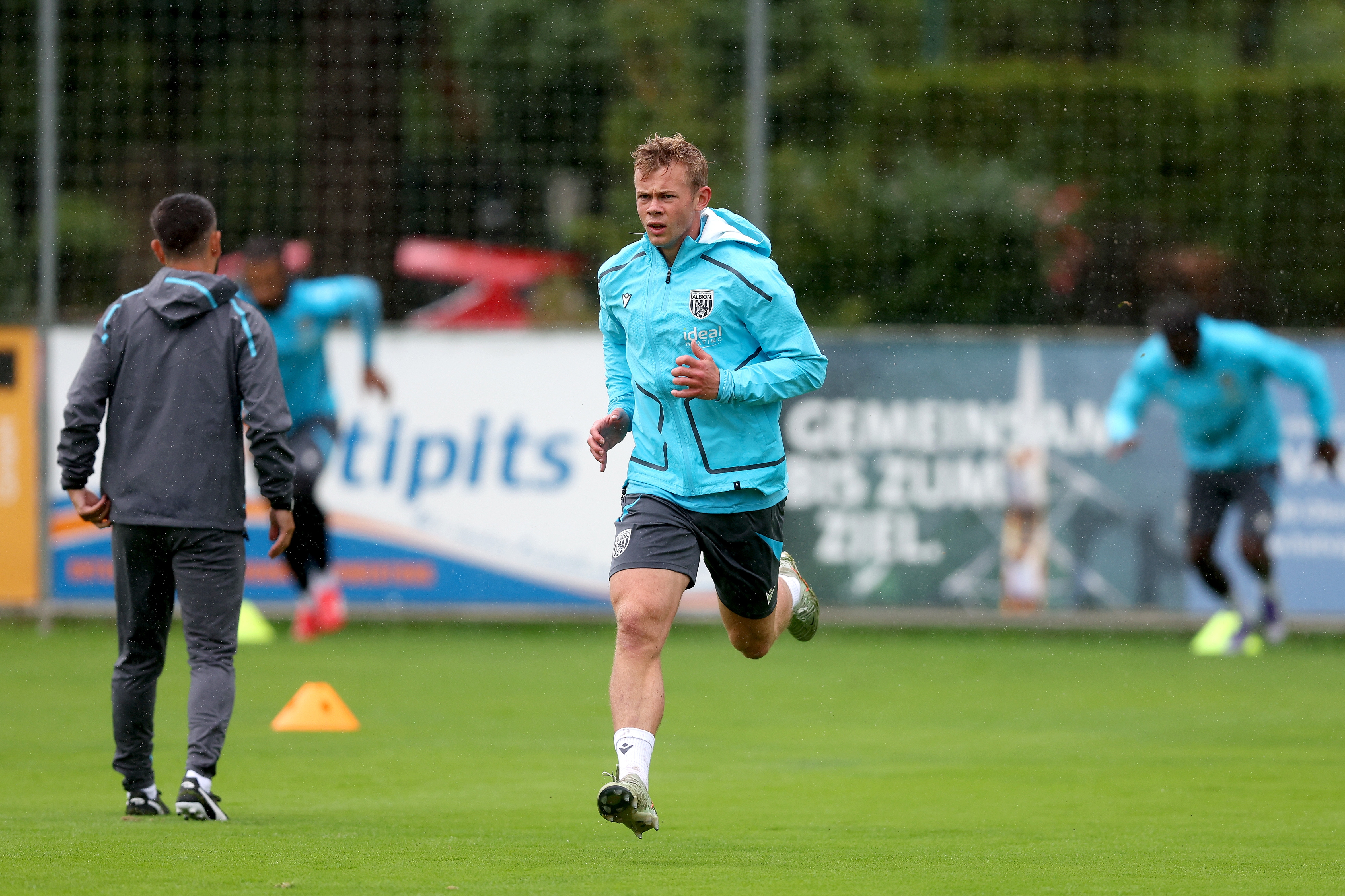 Aune Heggebø running forward during a training session in the rain