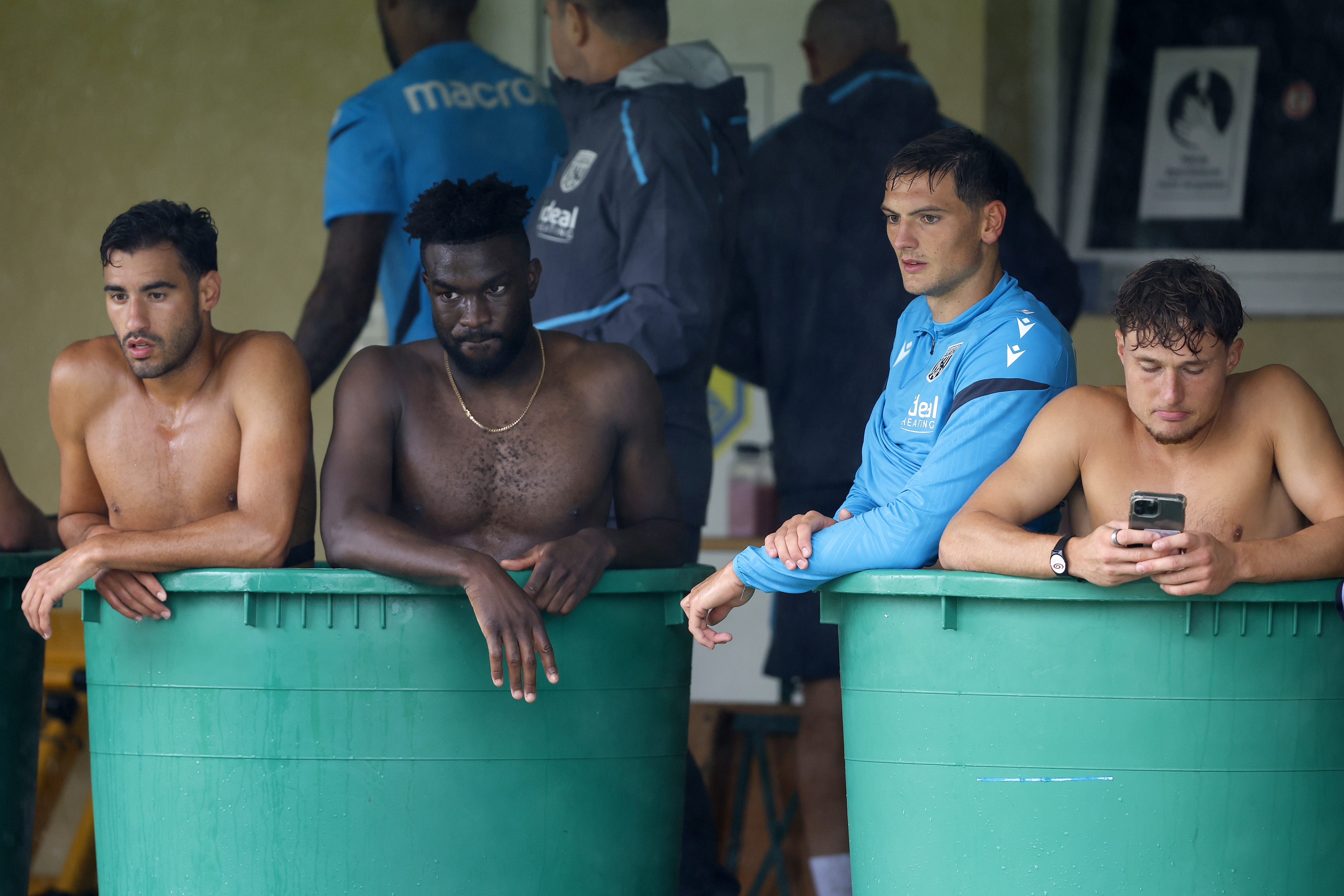 Gianluca Frabotta, Daryl Dike, Caleb Taylor and Callum Styles in an ice bath after training 