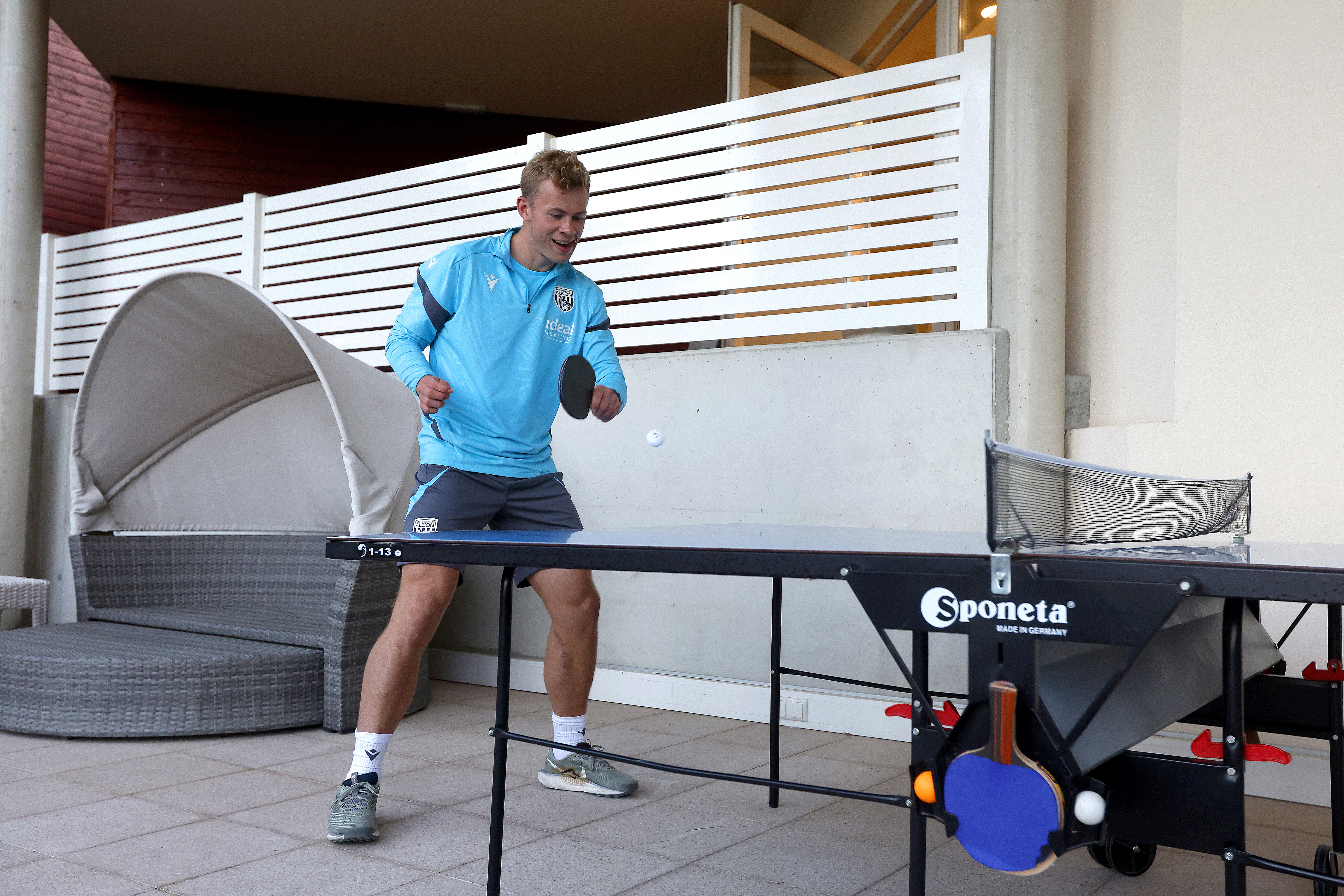 Aune Heggebø playing table tennis in Austria 