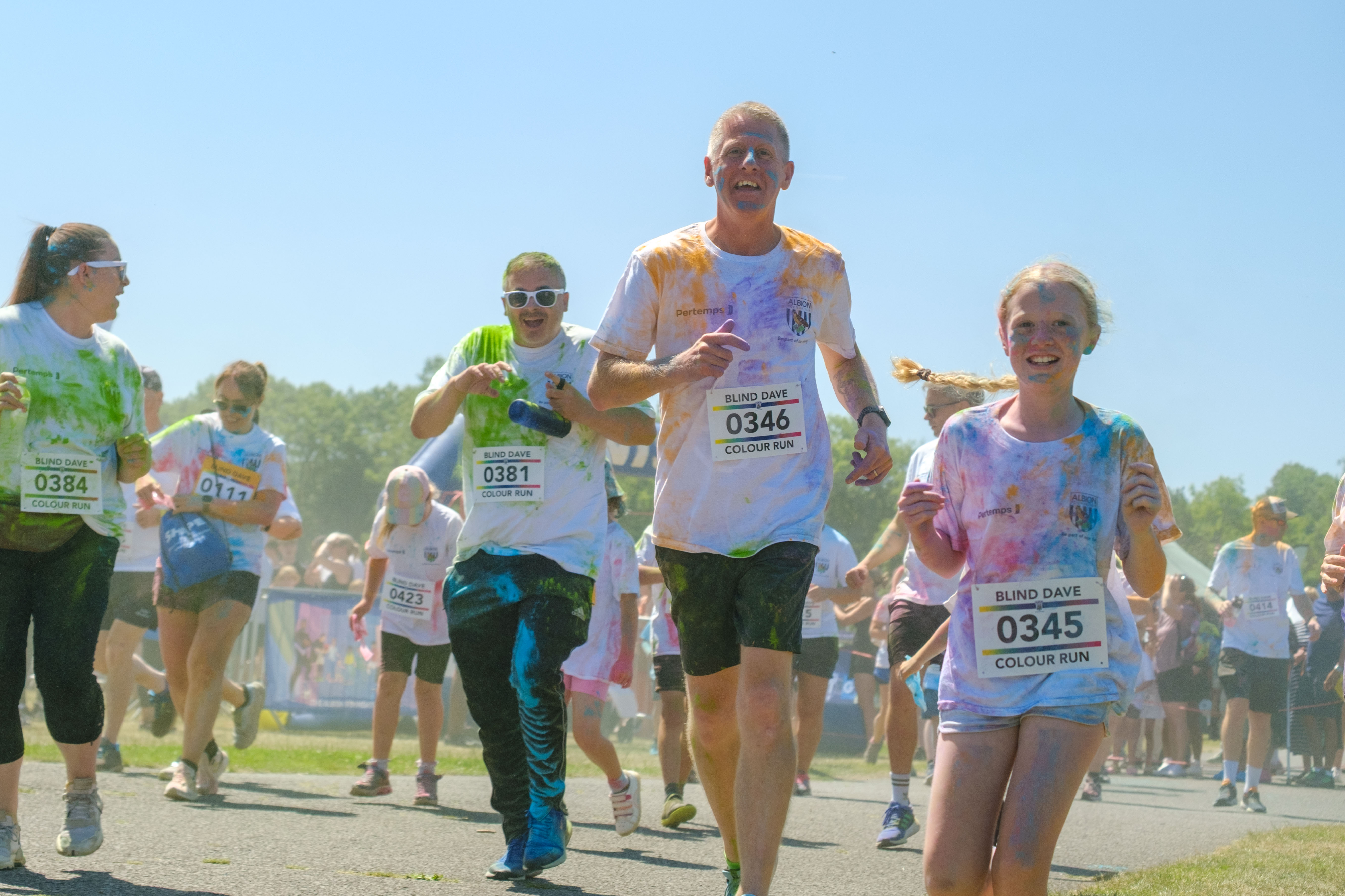 Runners setting off from the start line. 