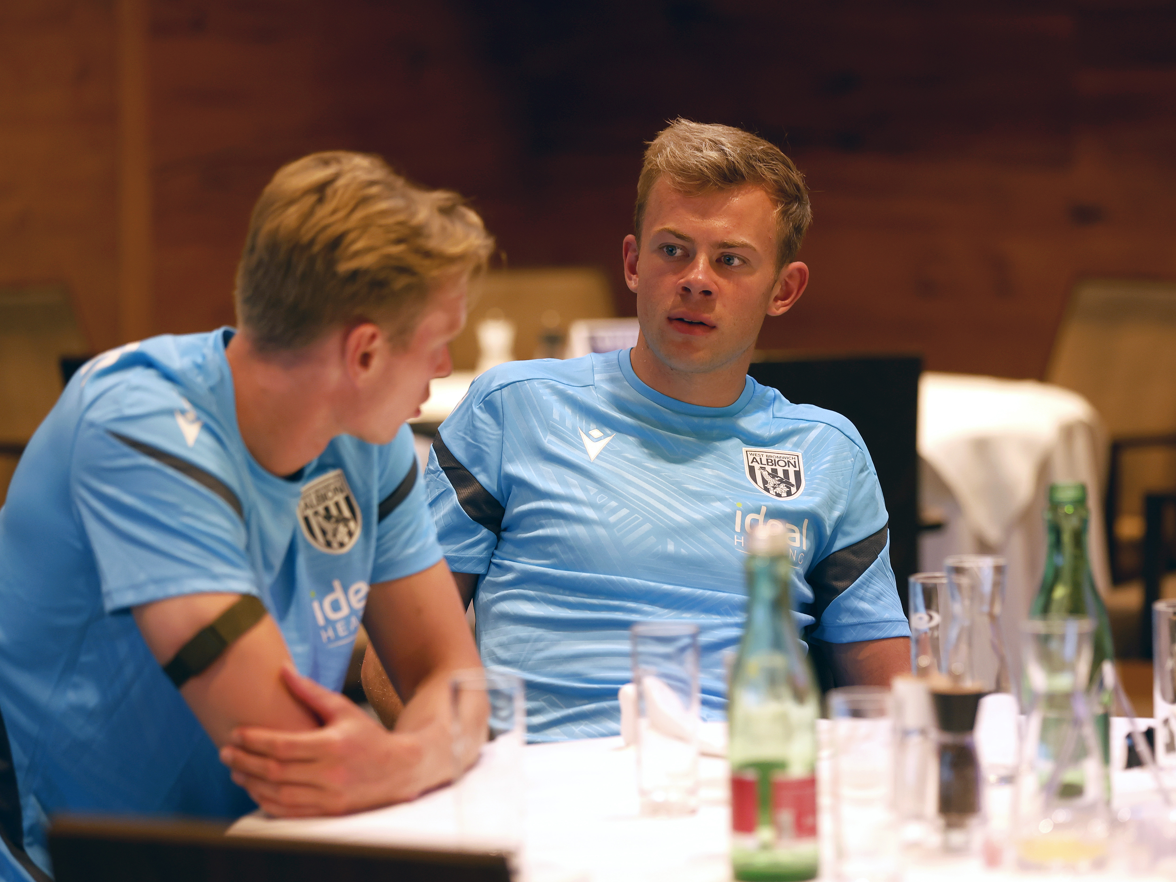 An image of Aune Heggebo talking to Torbjorn Heggem