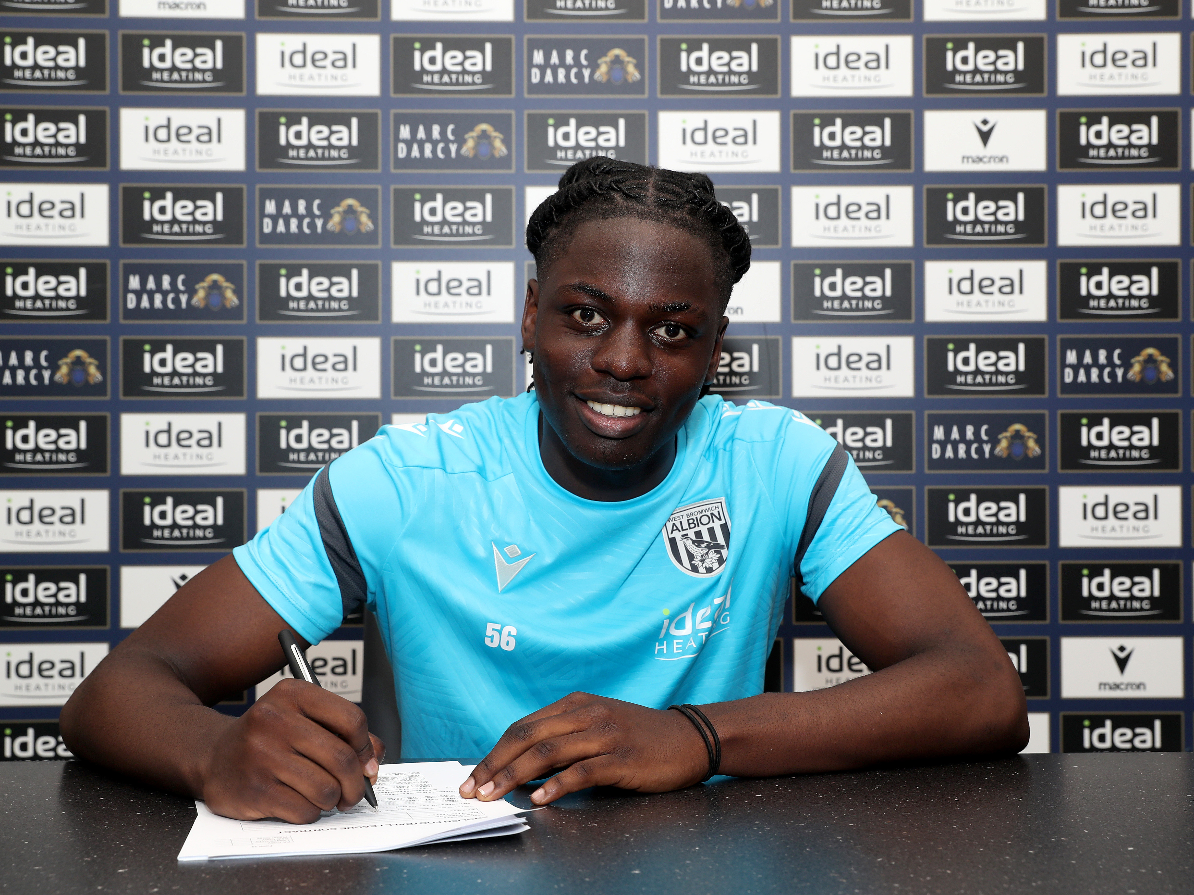 A photo of Albion youngster Torin Ntege signing his first professional contract with Albion