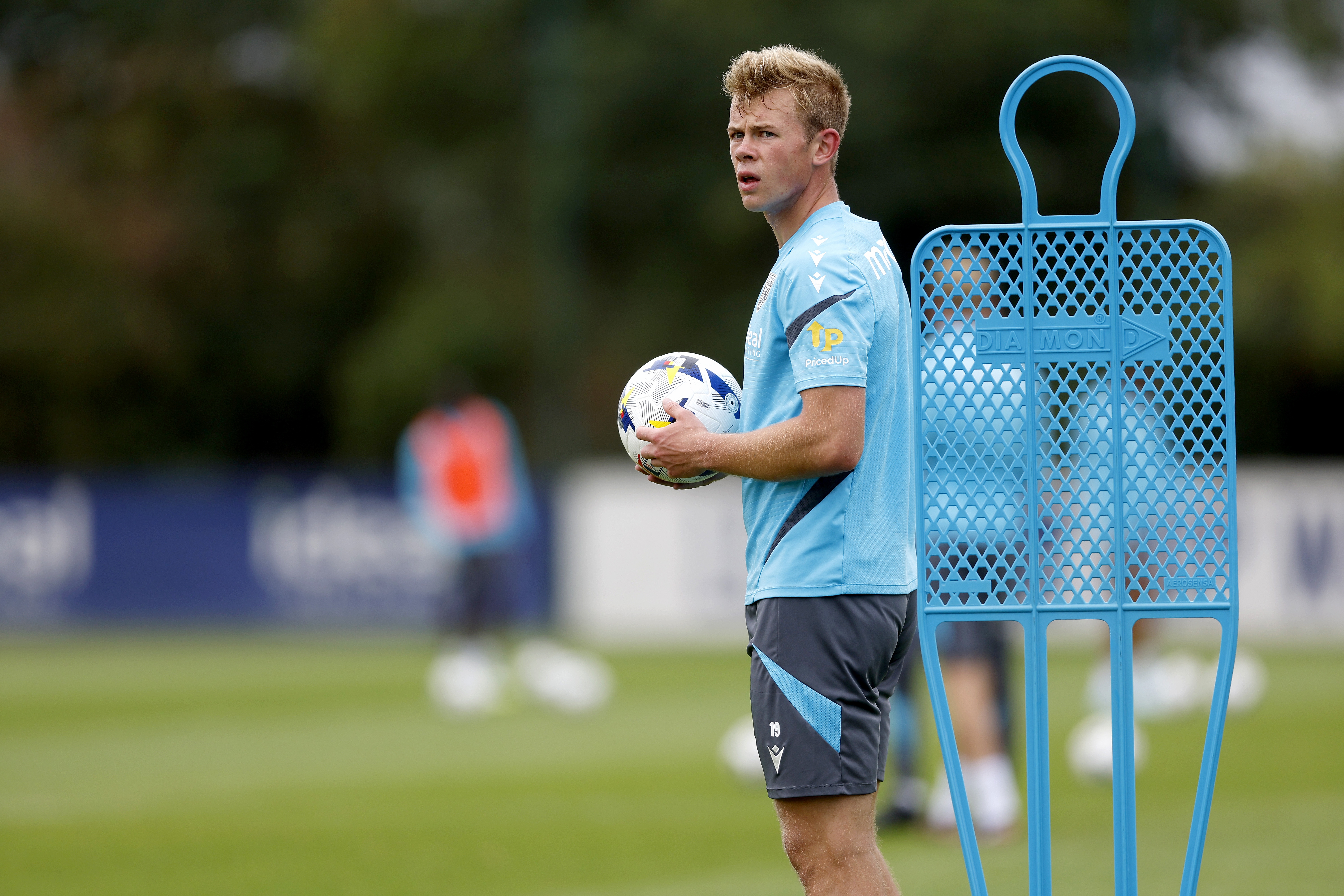 Aune Heggebø holding a ball during a training session