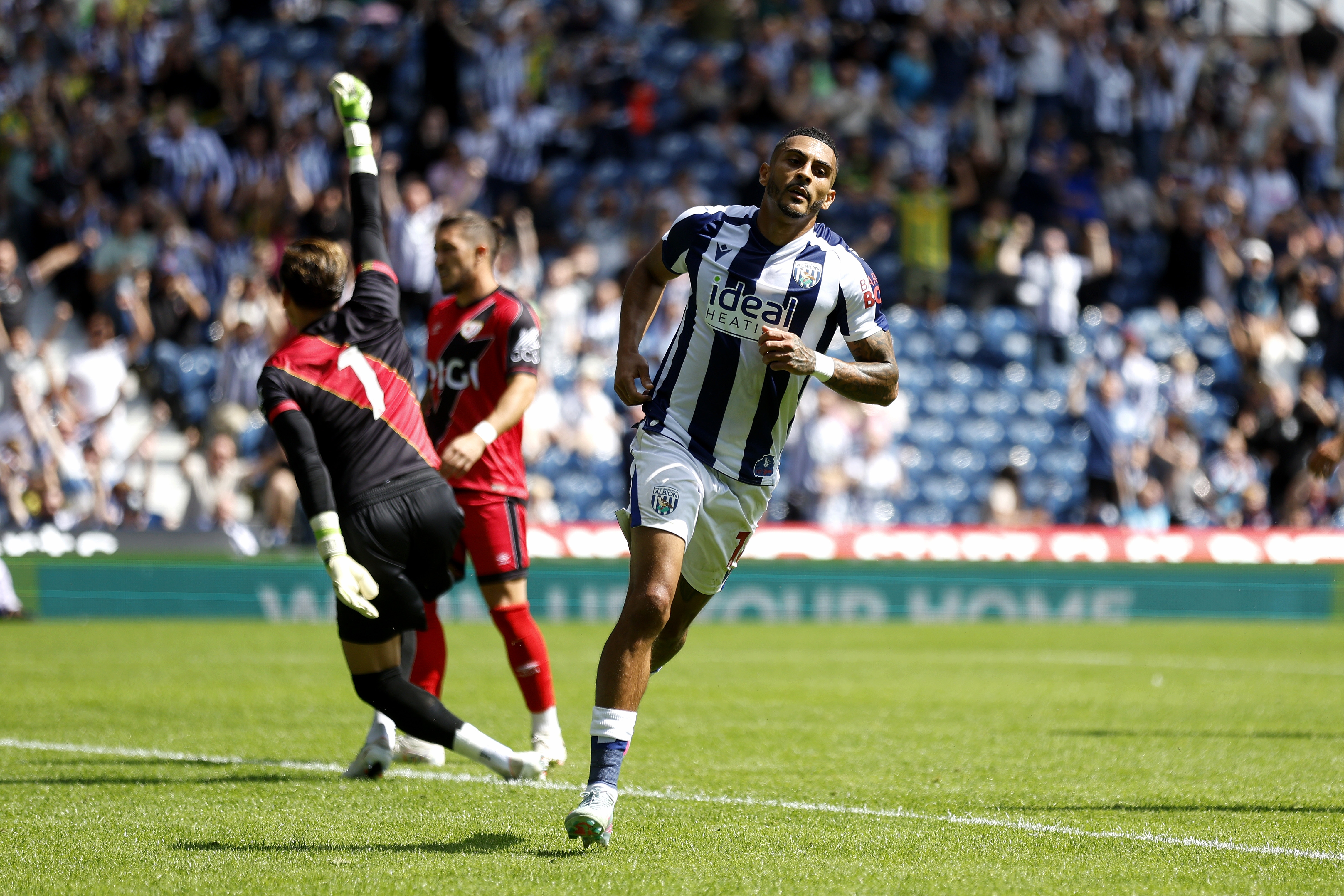 Karlan Grant celebrates scoring against Rayo Vallecano 