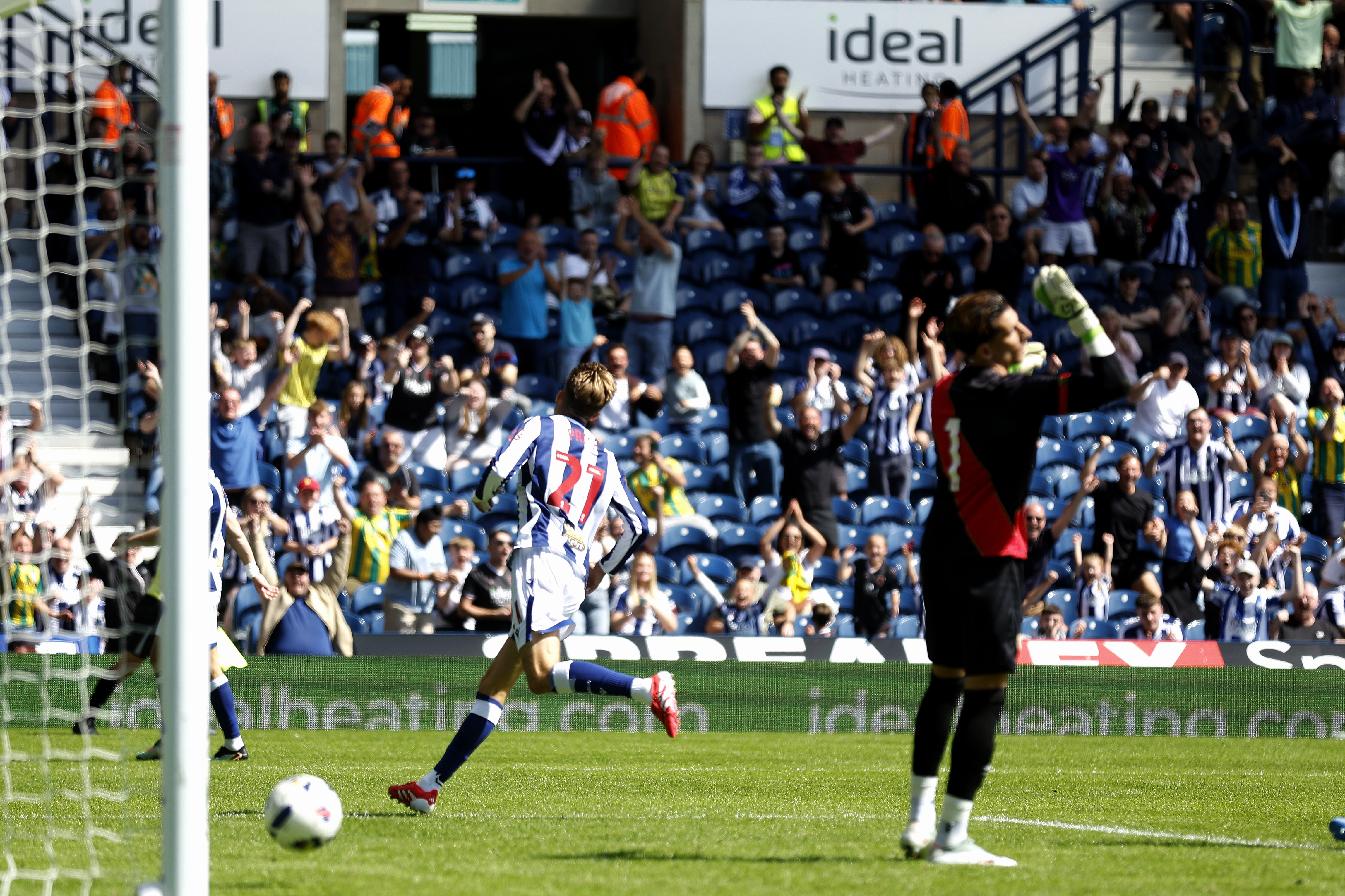 Isaac Price celebrates scoring against Rayo Vallecano
