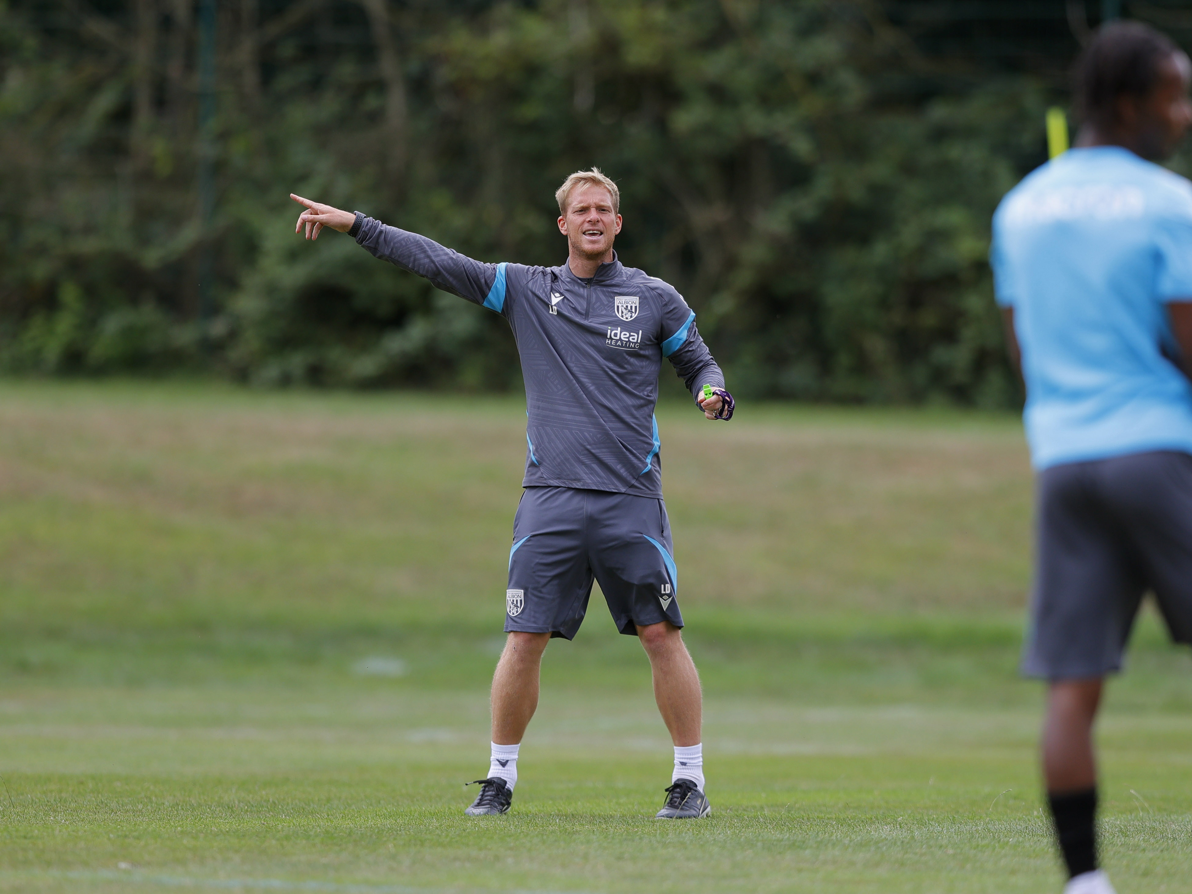 A photo of U21 boss Leigh Downing pointing in training