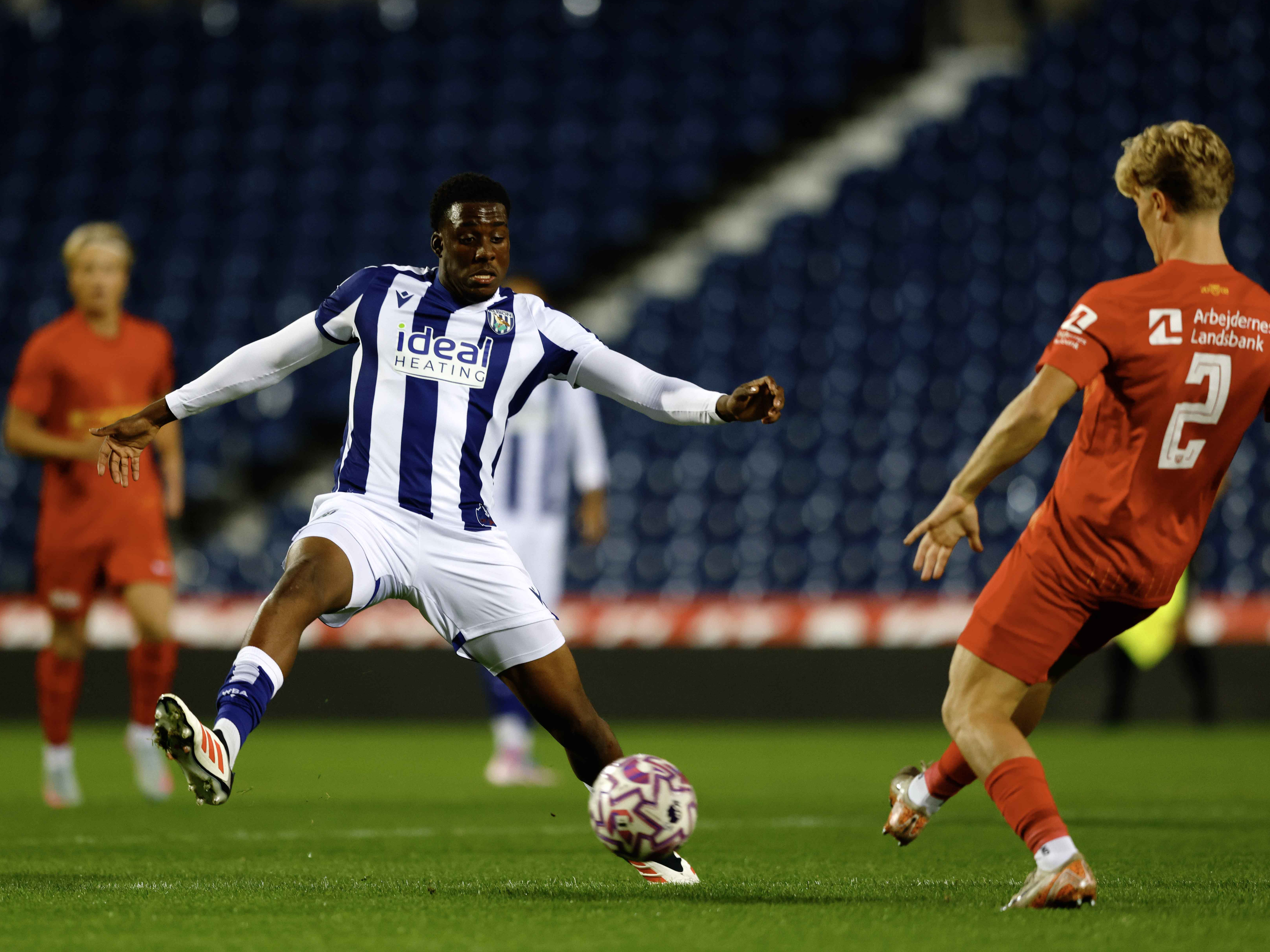 Souleyman Mandey stretching to intercept a pass against FC Nordsjælland