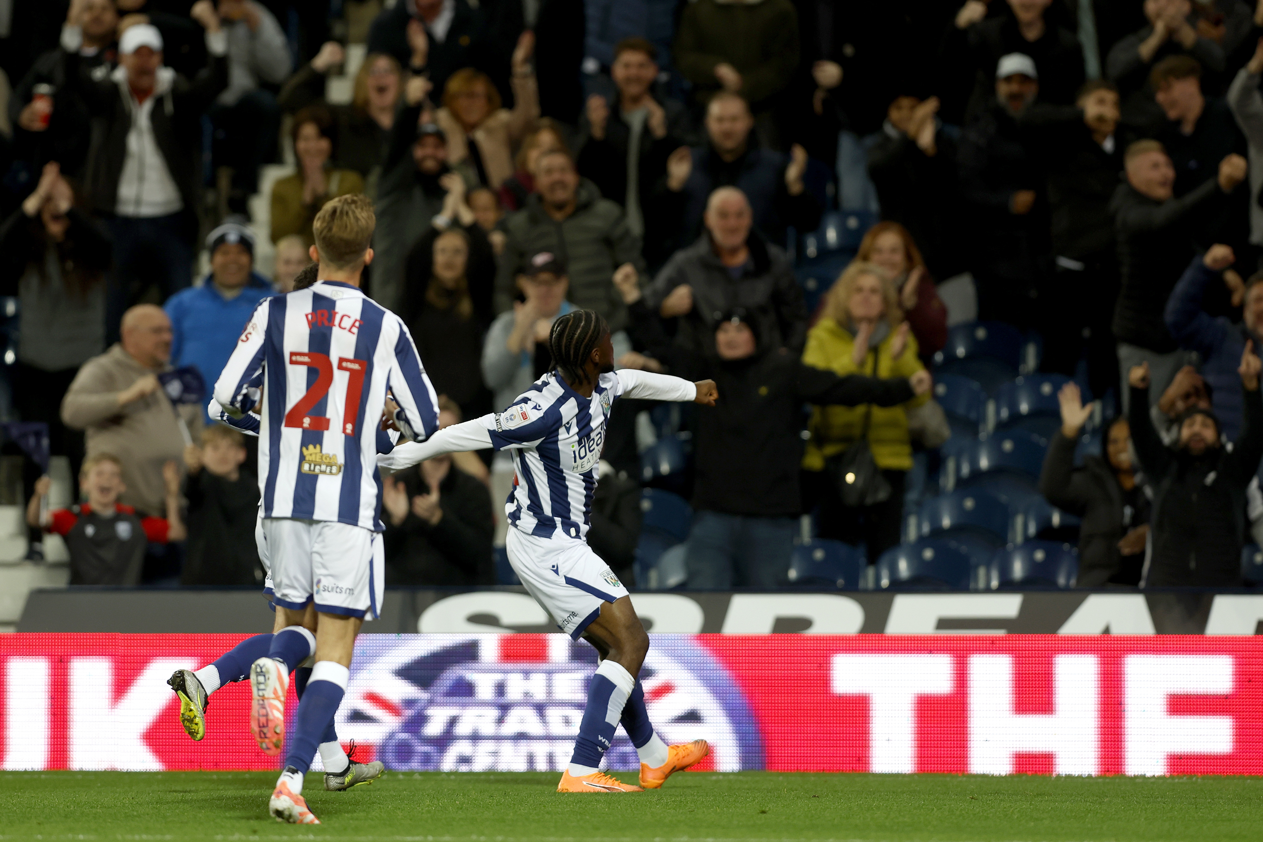 Samuel Iling-Junior celebrates scoring against Leicester 