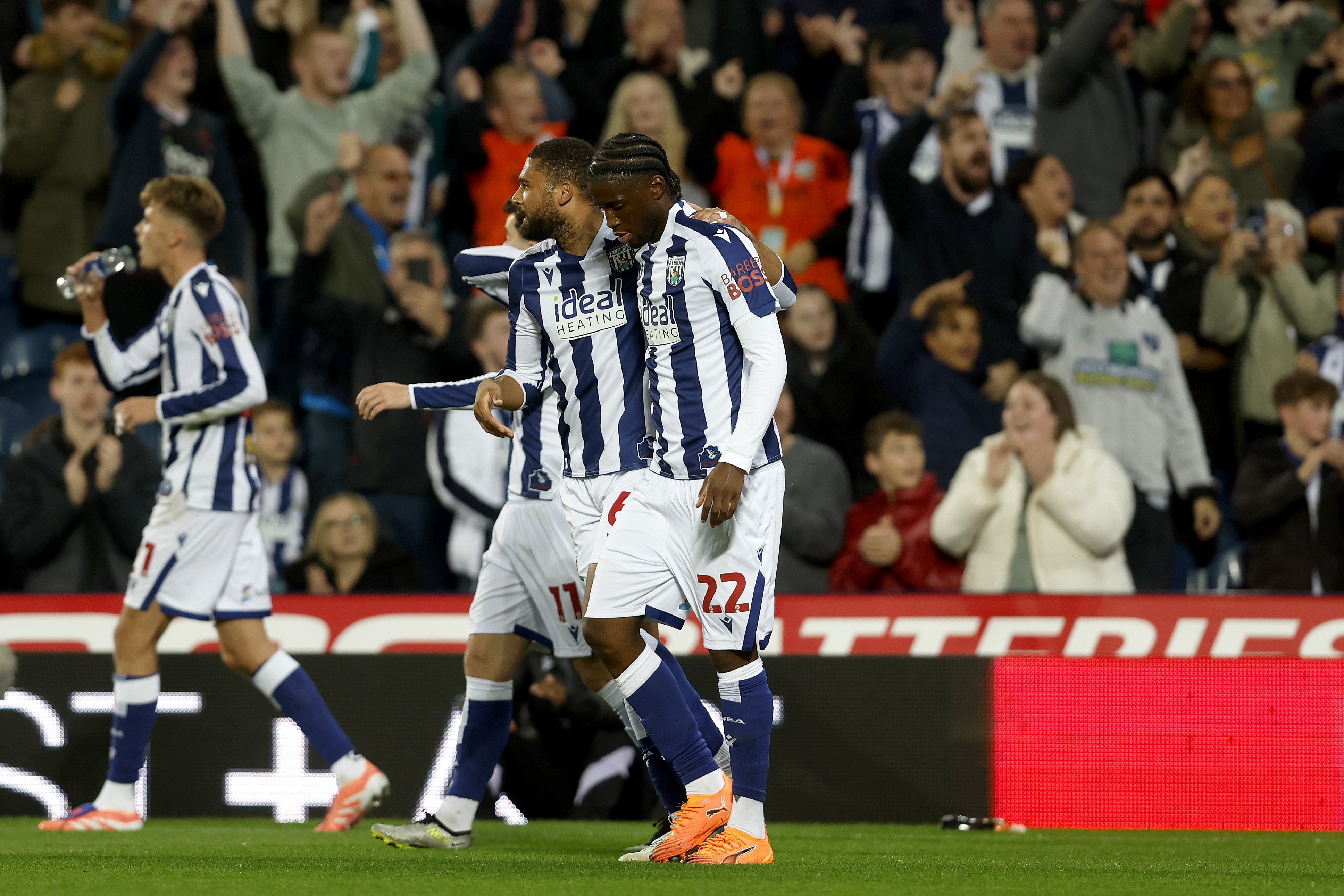 Samuel Iling-Junior celebrates scoring against Leicester with team-mates