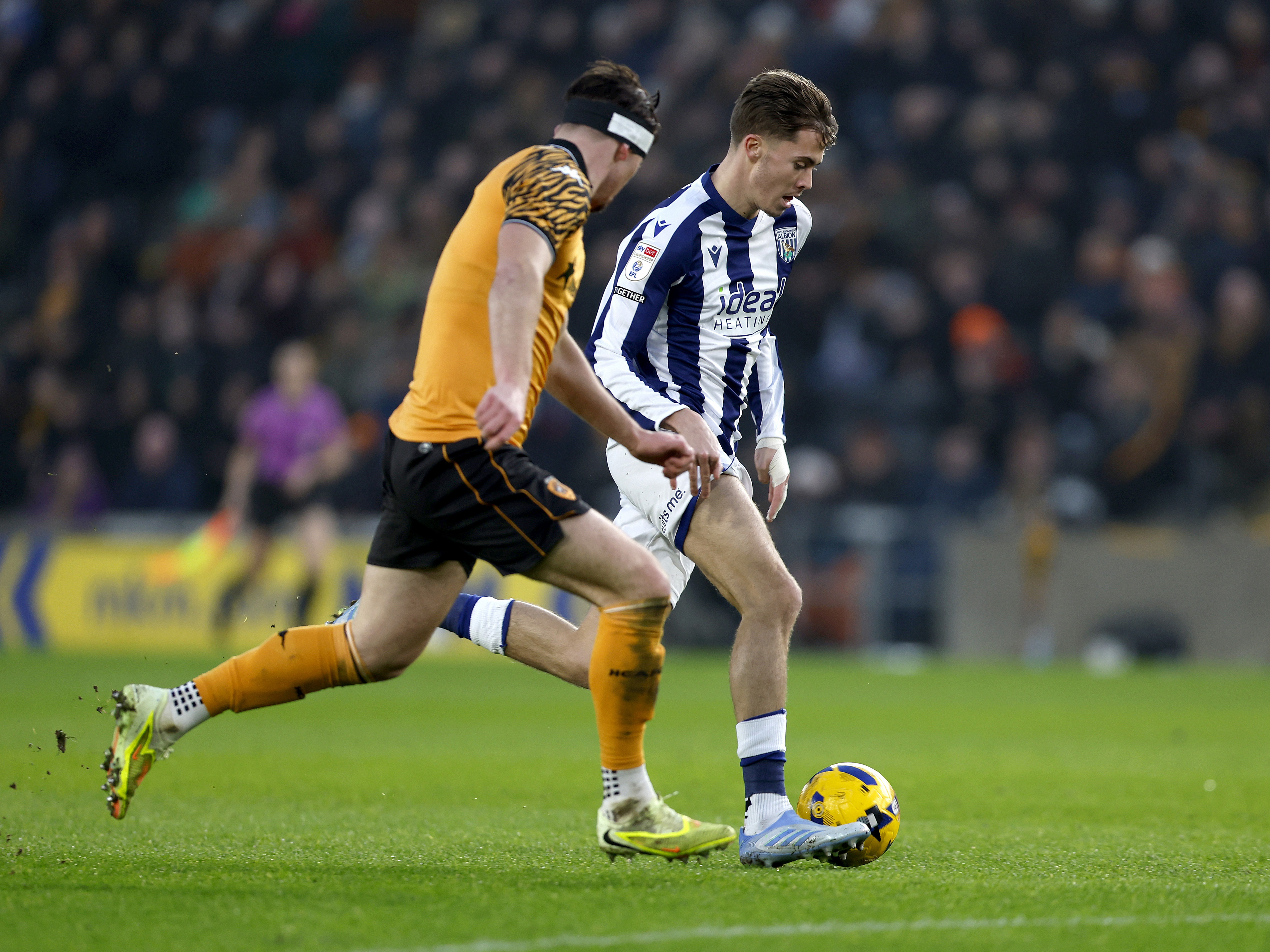 An image of Isaac Price on the ball against Hull