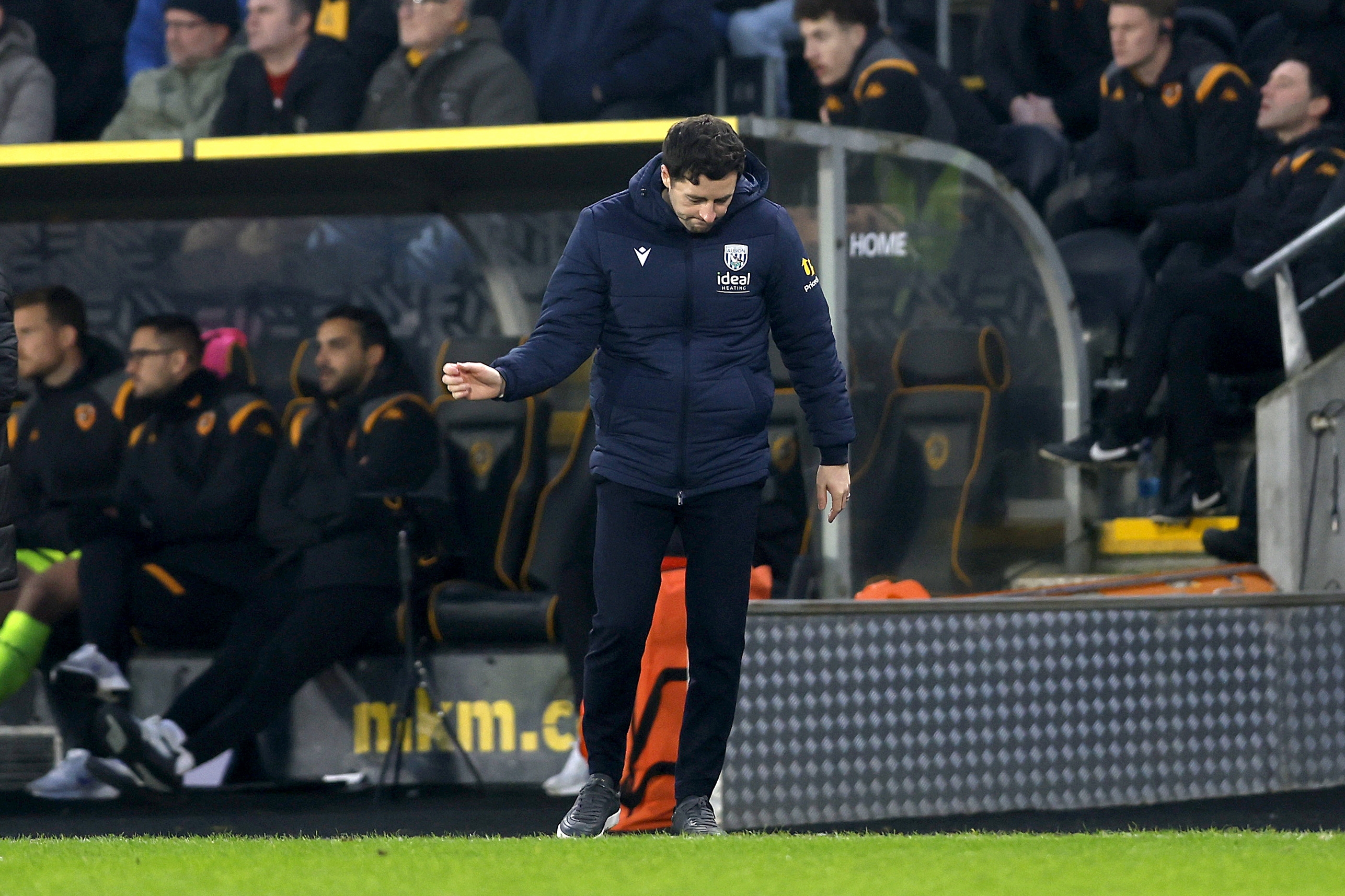 Ryan Mason looking frustrated at Hull City on the side of the pitch 