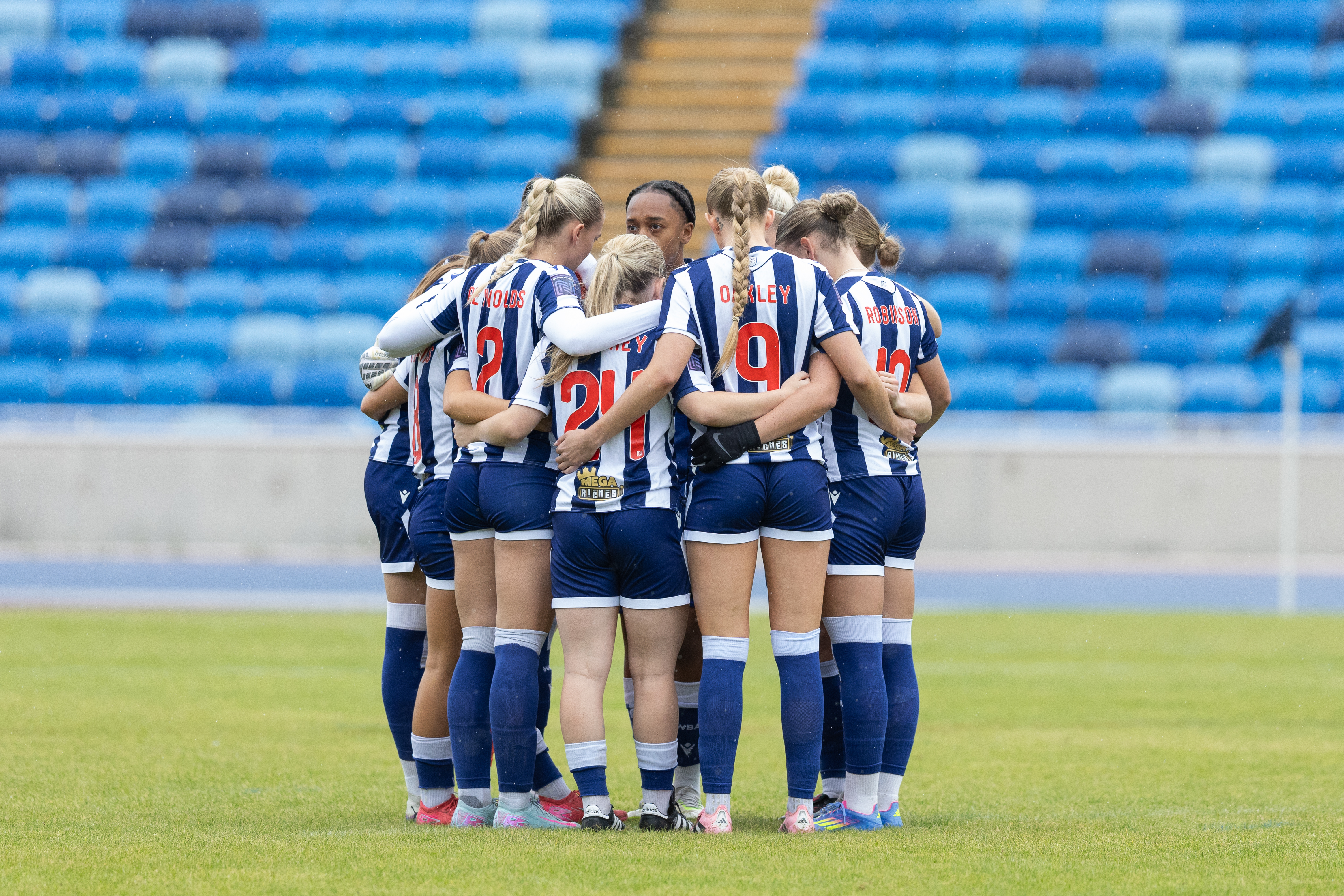 Albion Women huddling.