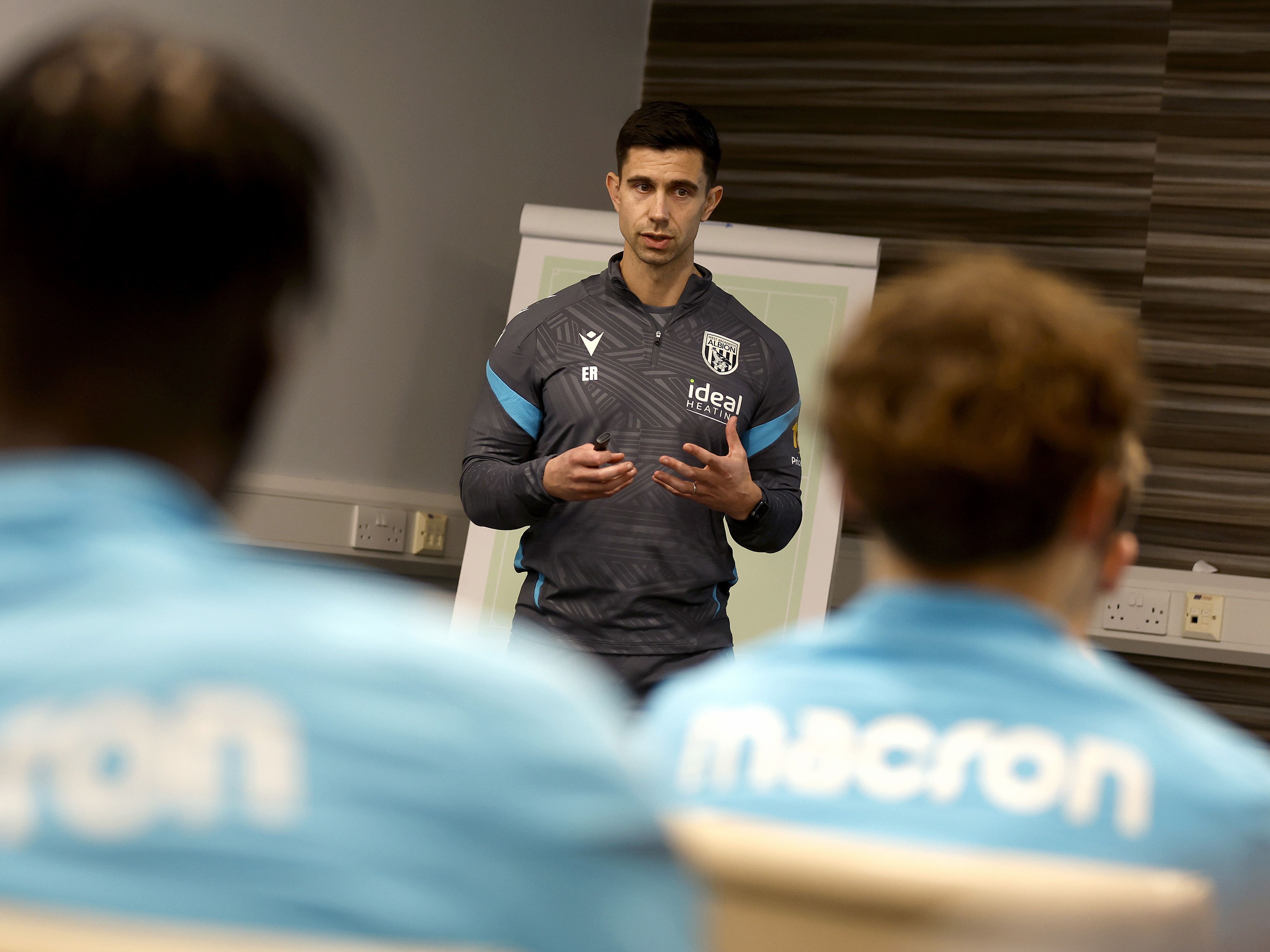 Eric Ramsay speaks to the Albion first-team.