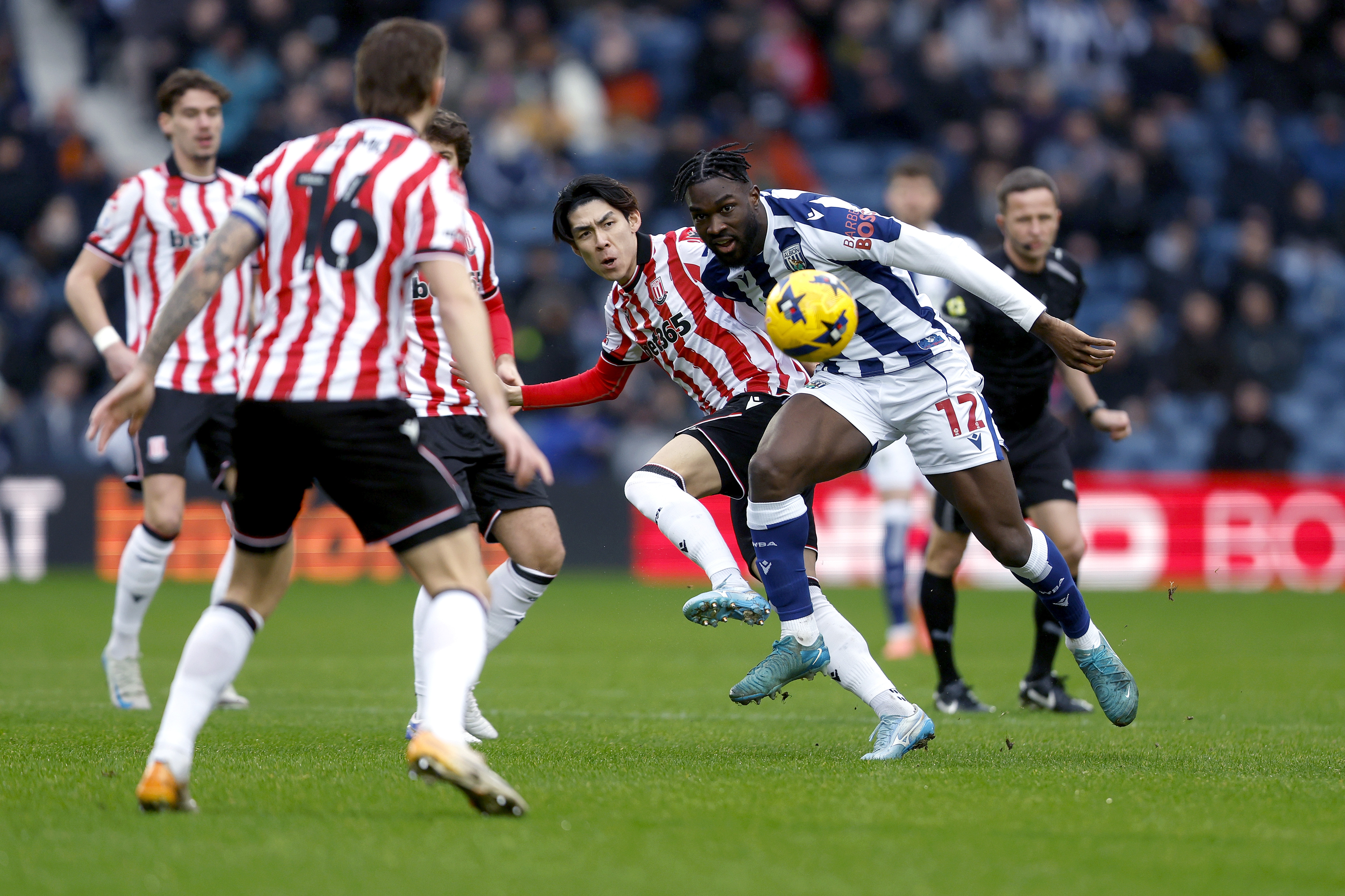 Daryl Dike battles for possession