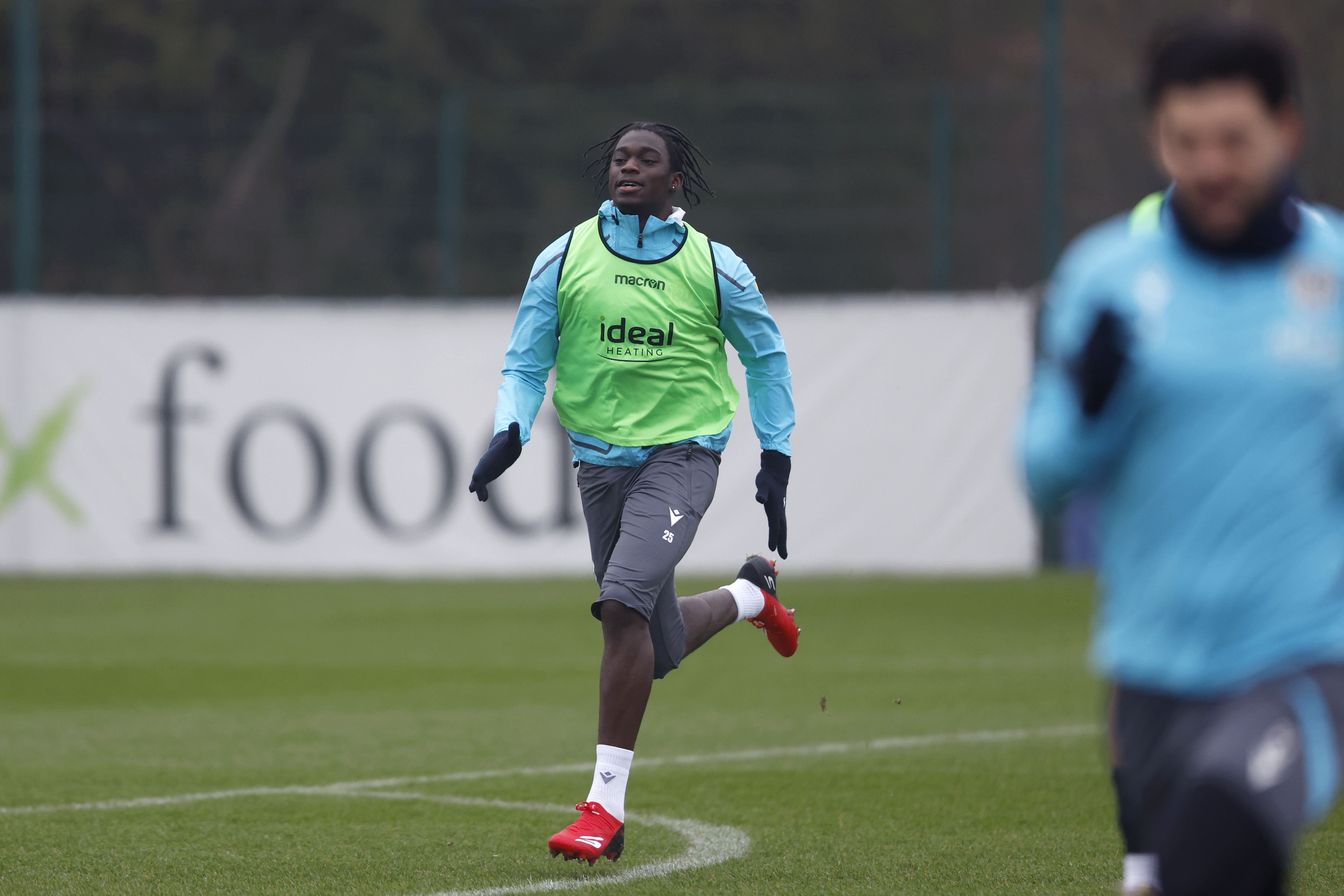 Hindolo Mustapha in action in training wearing a green bib