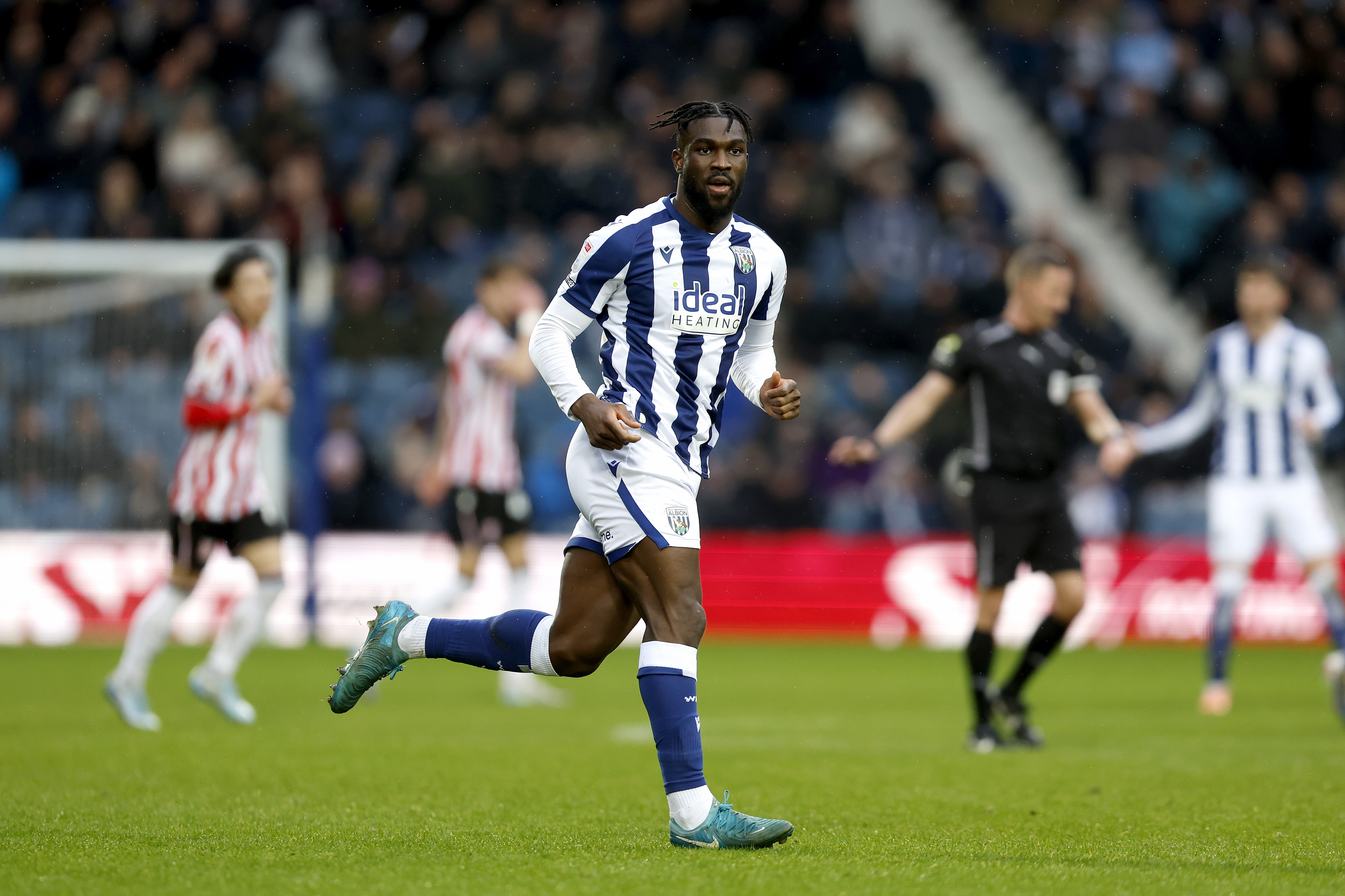 Daryl Dike in action against Stoke in the home kit 