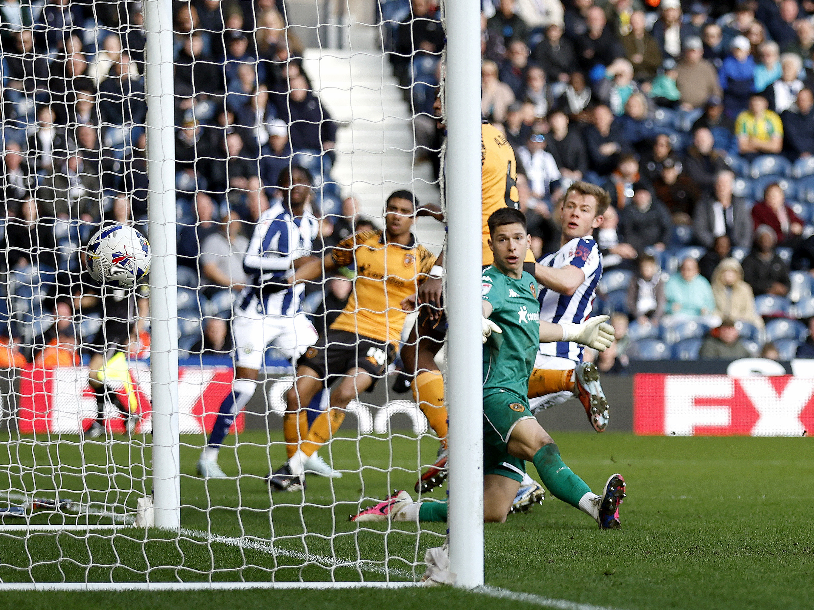 An image of Aune Heggebo scoring against Hull