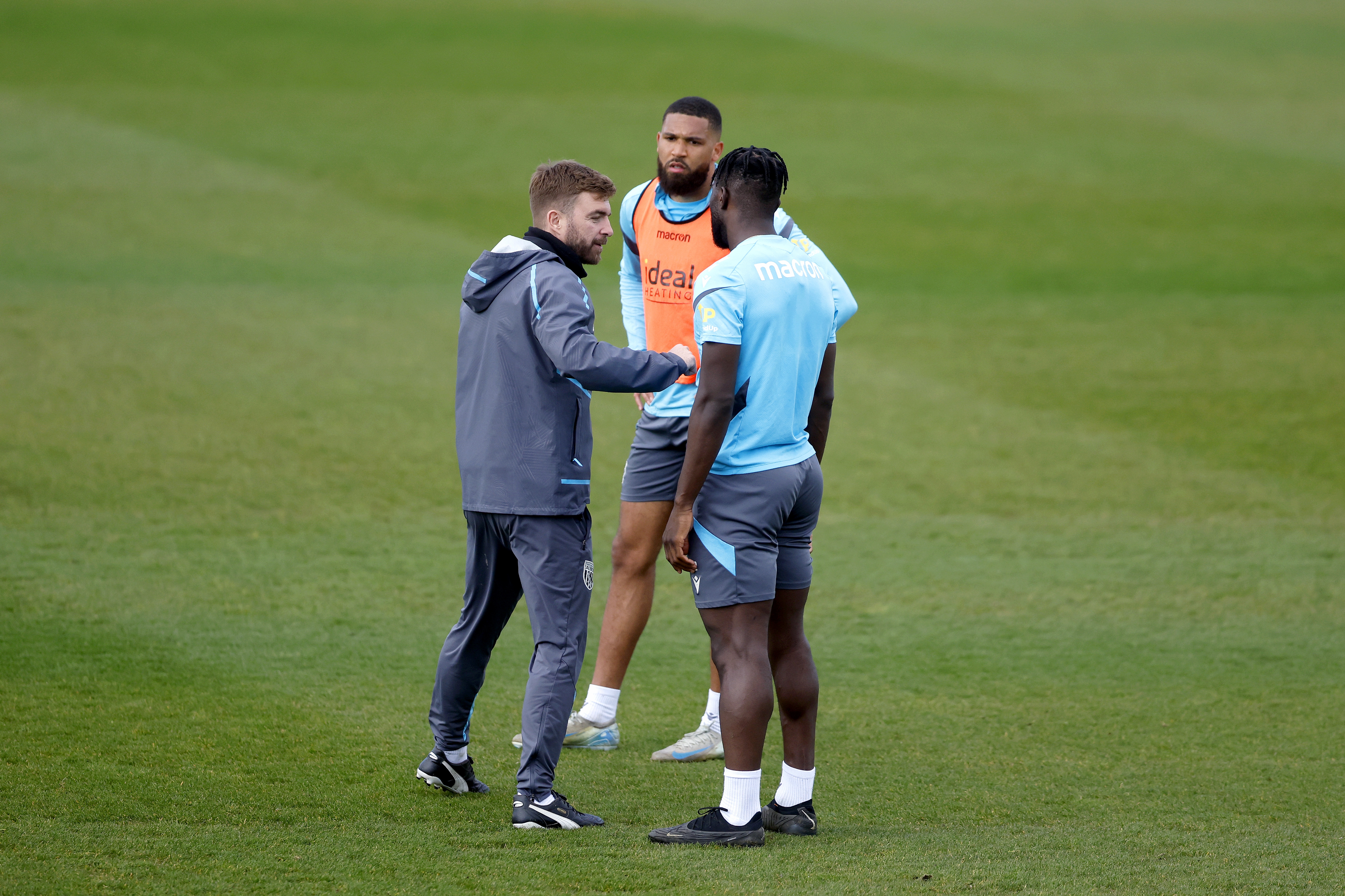 James Morrison talking to Daryl Dike and George Campbell in training 