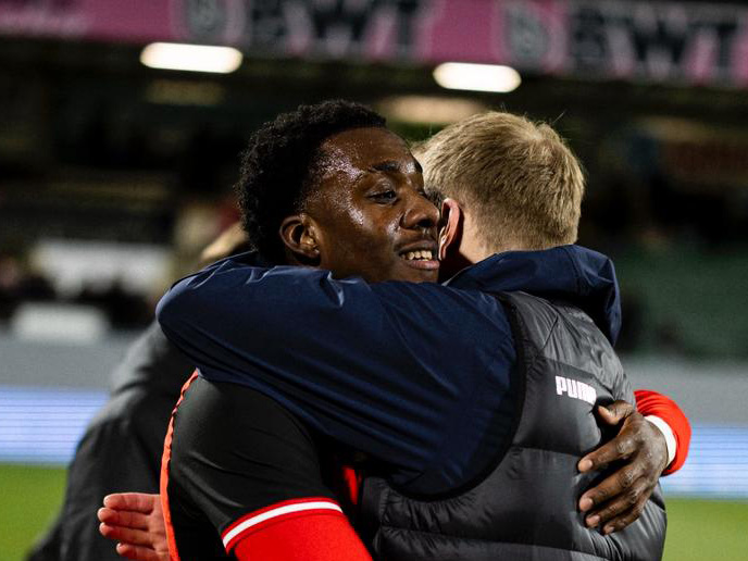 A photo of U21 midfielder Souleyman Mandey embracing his Austria U21 coach on international duty
