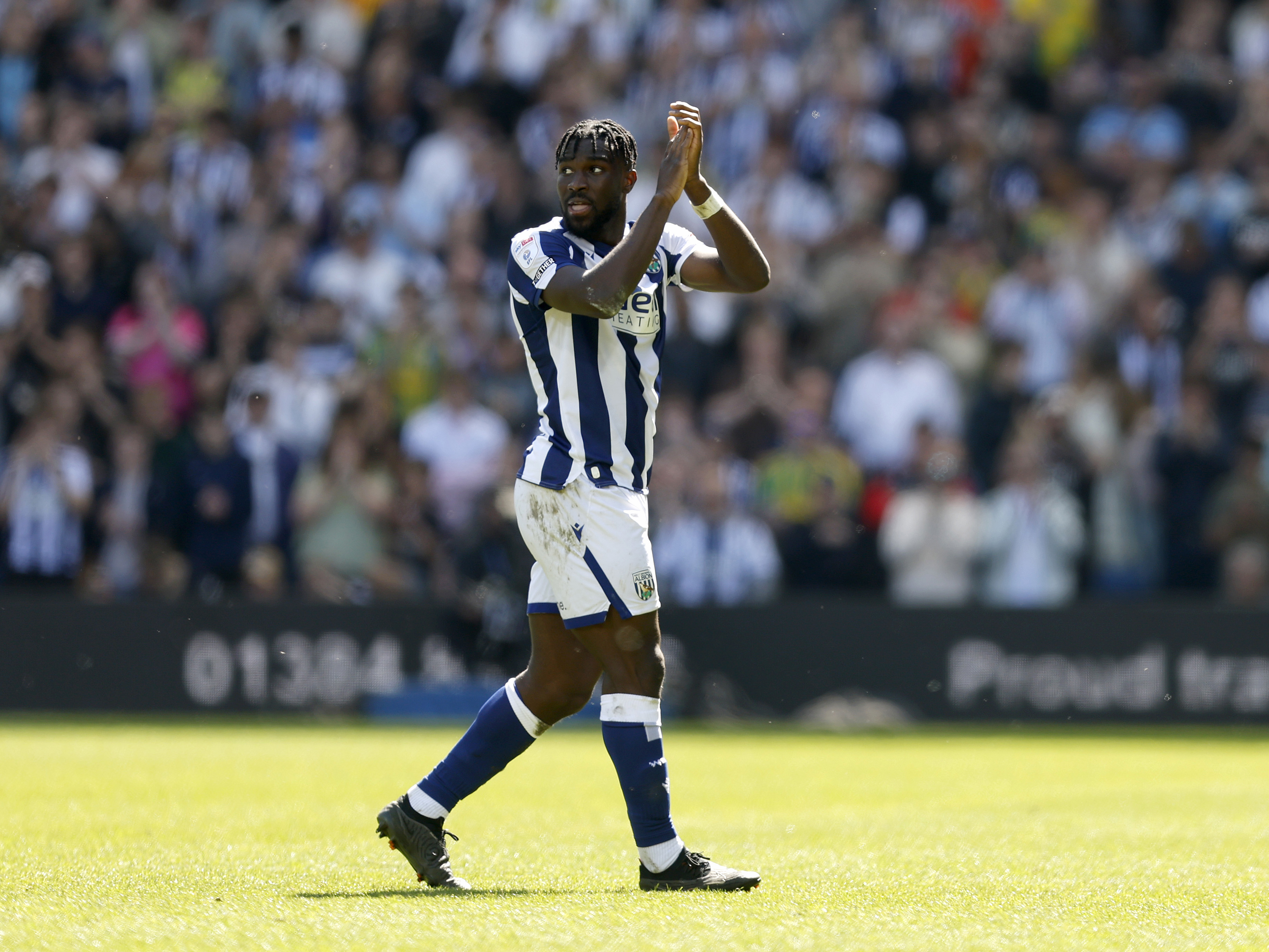 An image of Daryl Dike applauding Albion fans