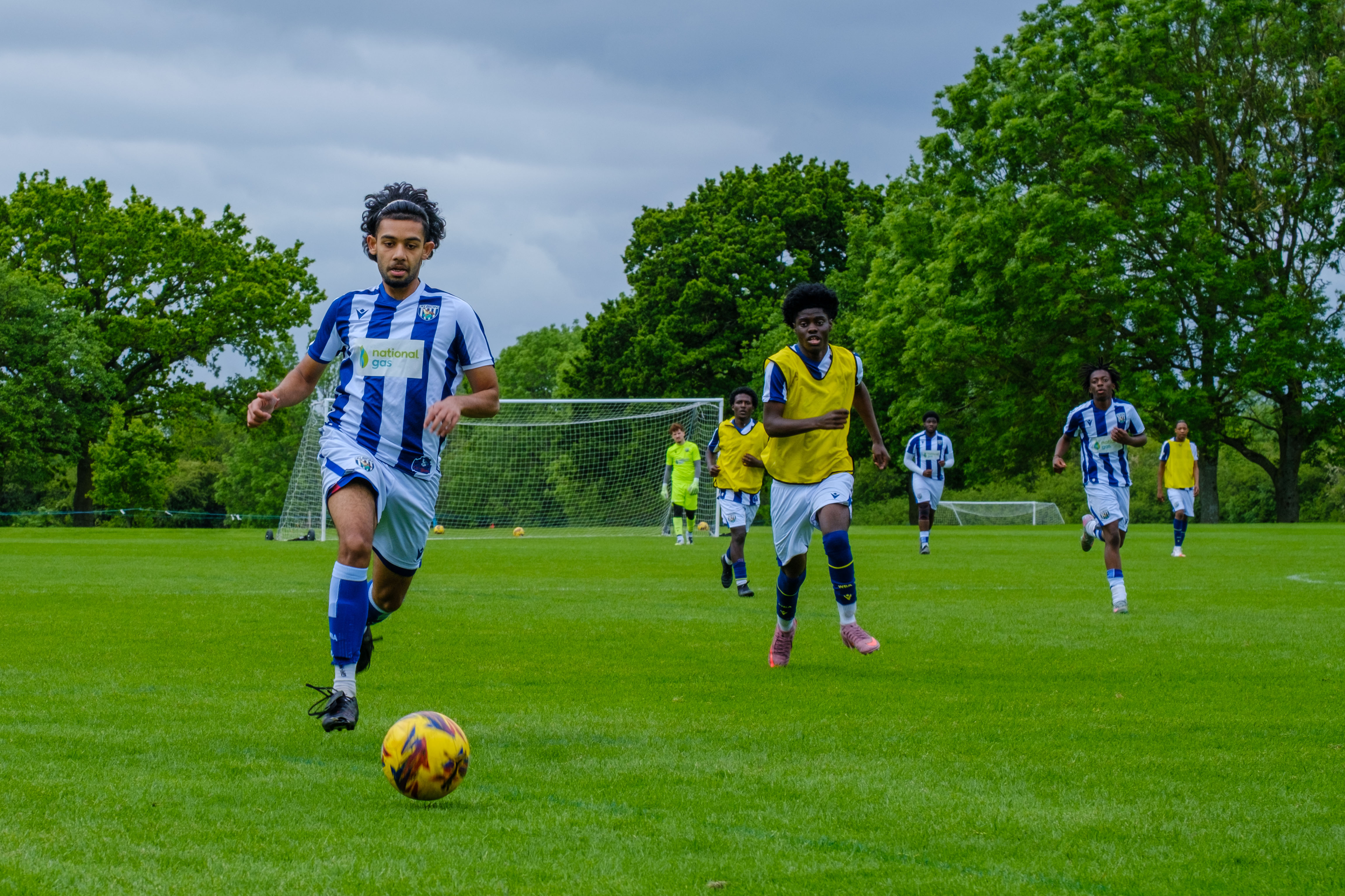 Players chasing the ball.