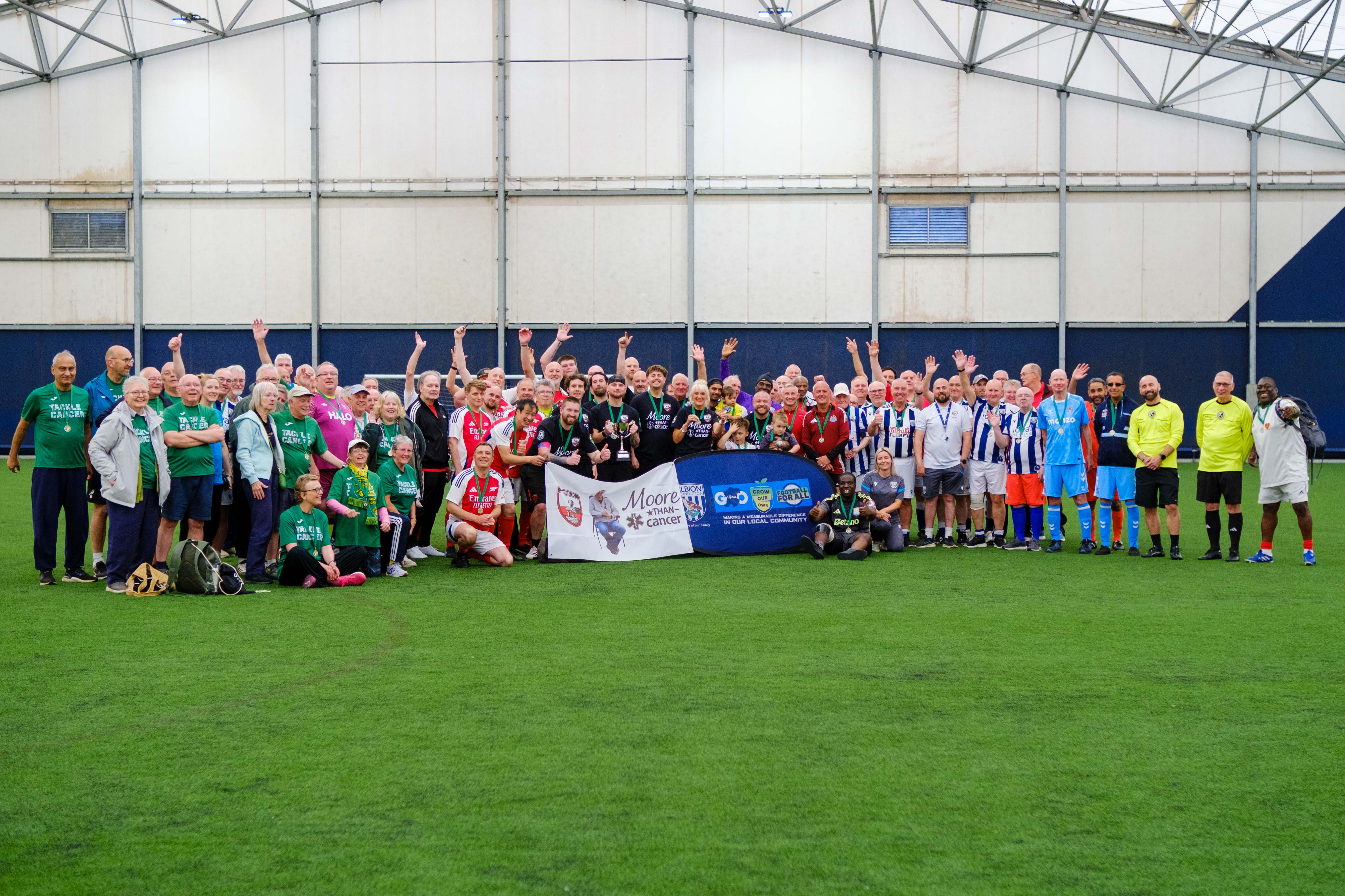 Players, officials and spectators gathered together for a large group photo.