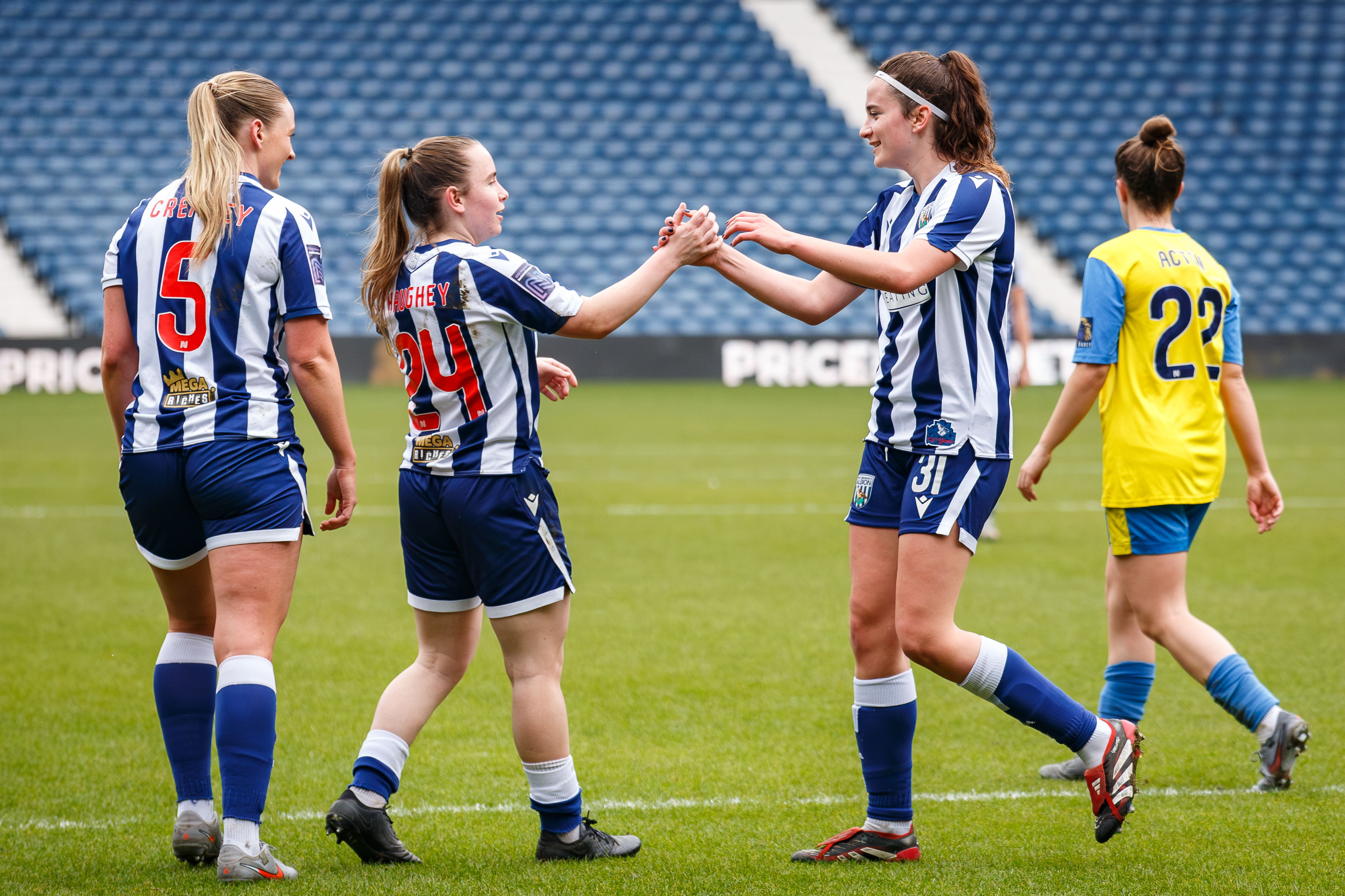 Lucy Day and Ella Haughey.