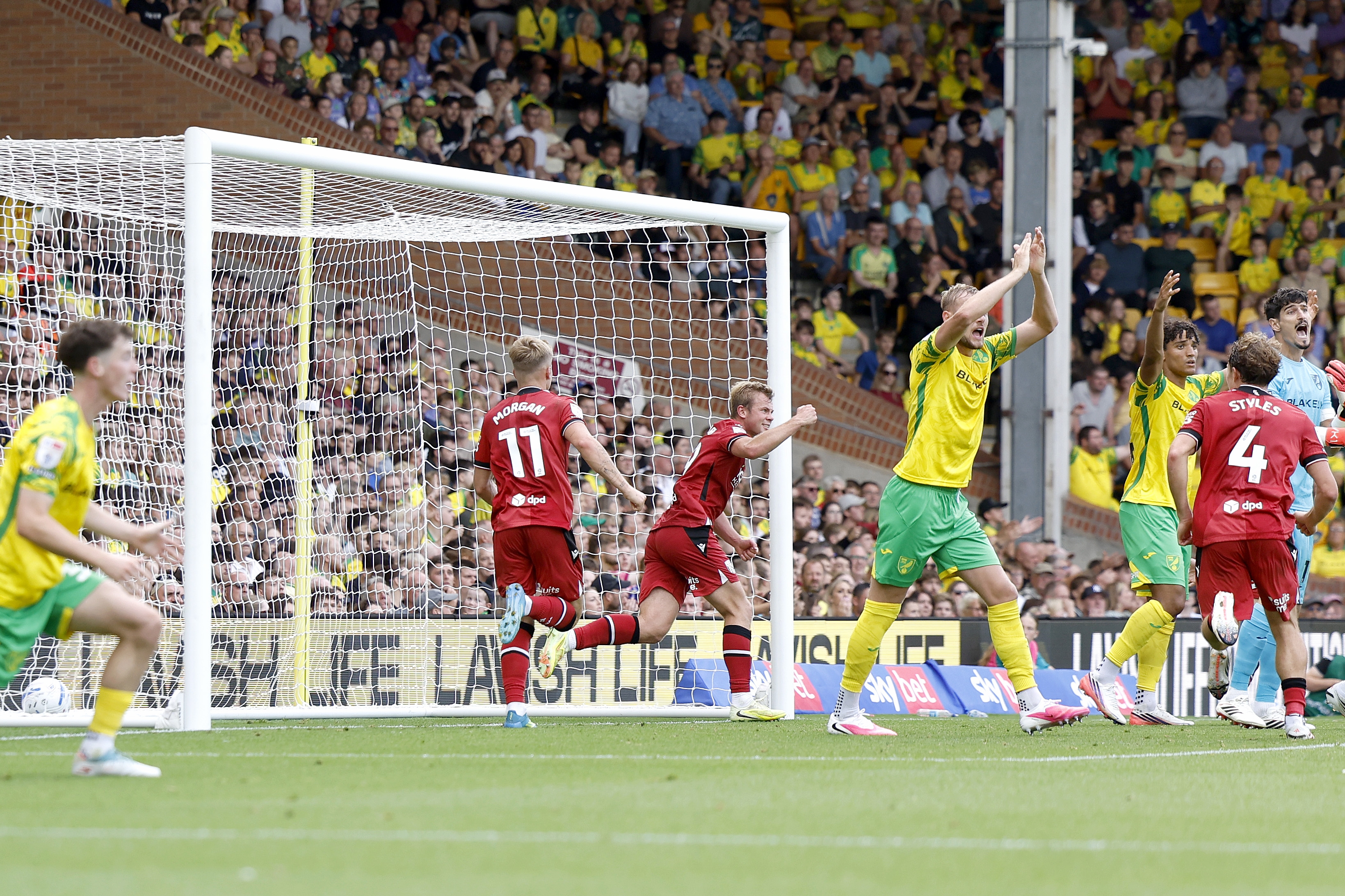 Aune Heggebo scores at Norwich