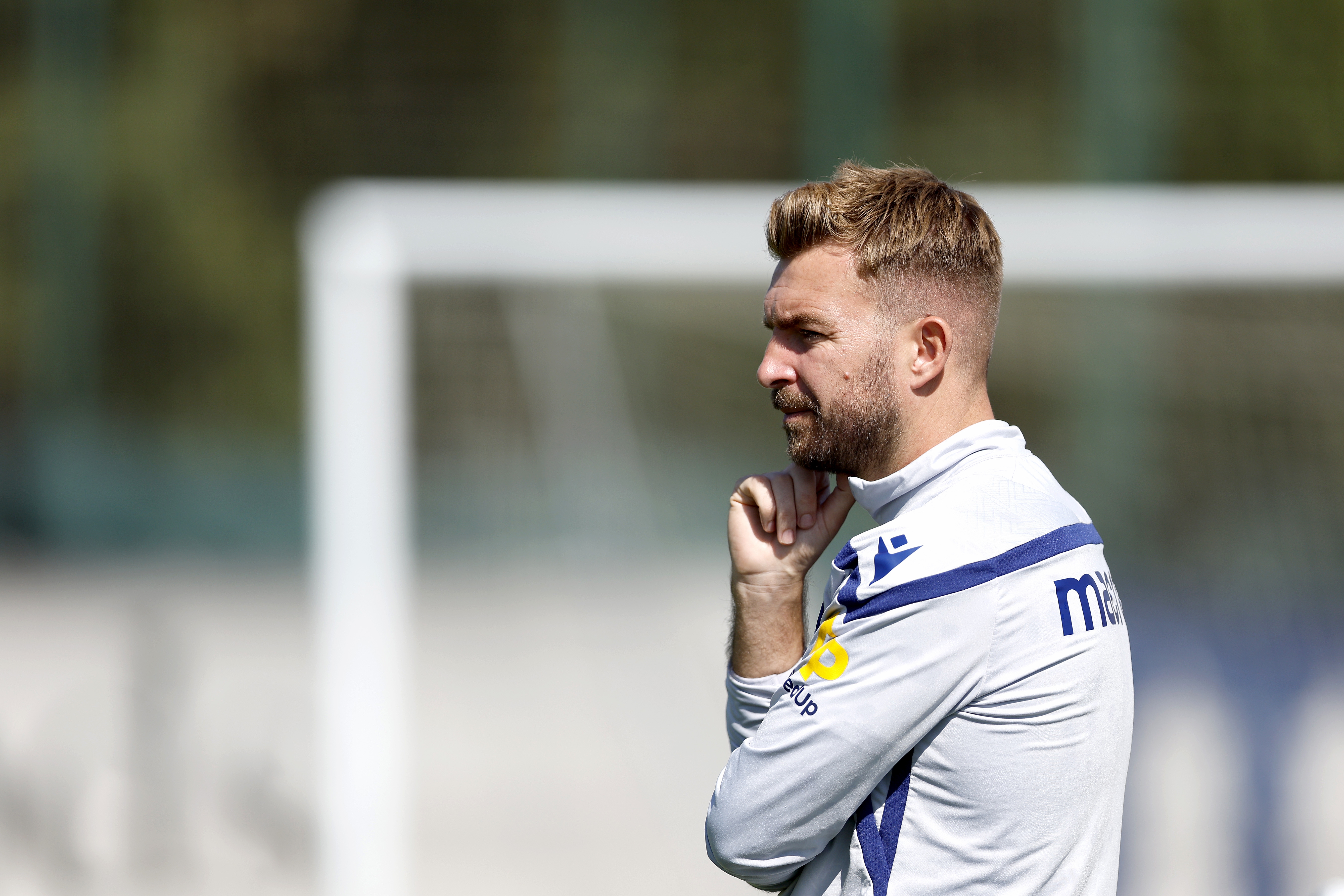 James Morrison side-on watching training 