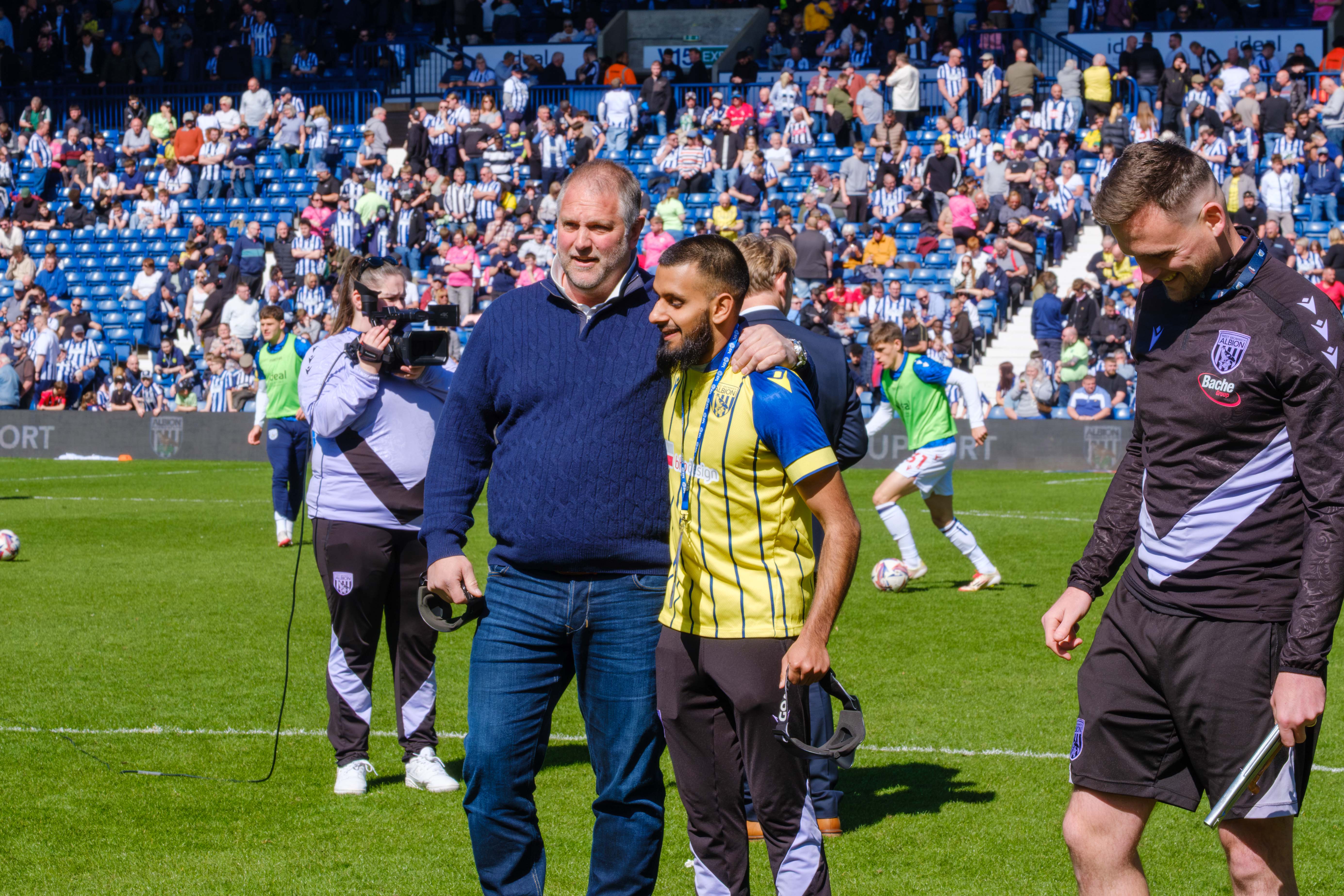 Andy Johnson with Eesa, a WBA blind player