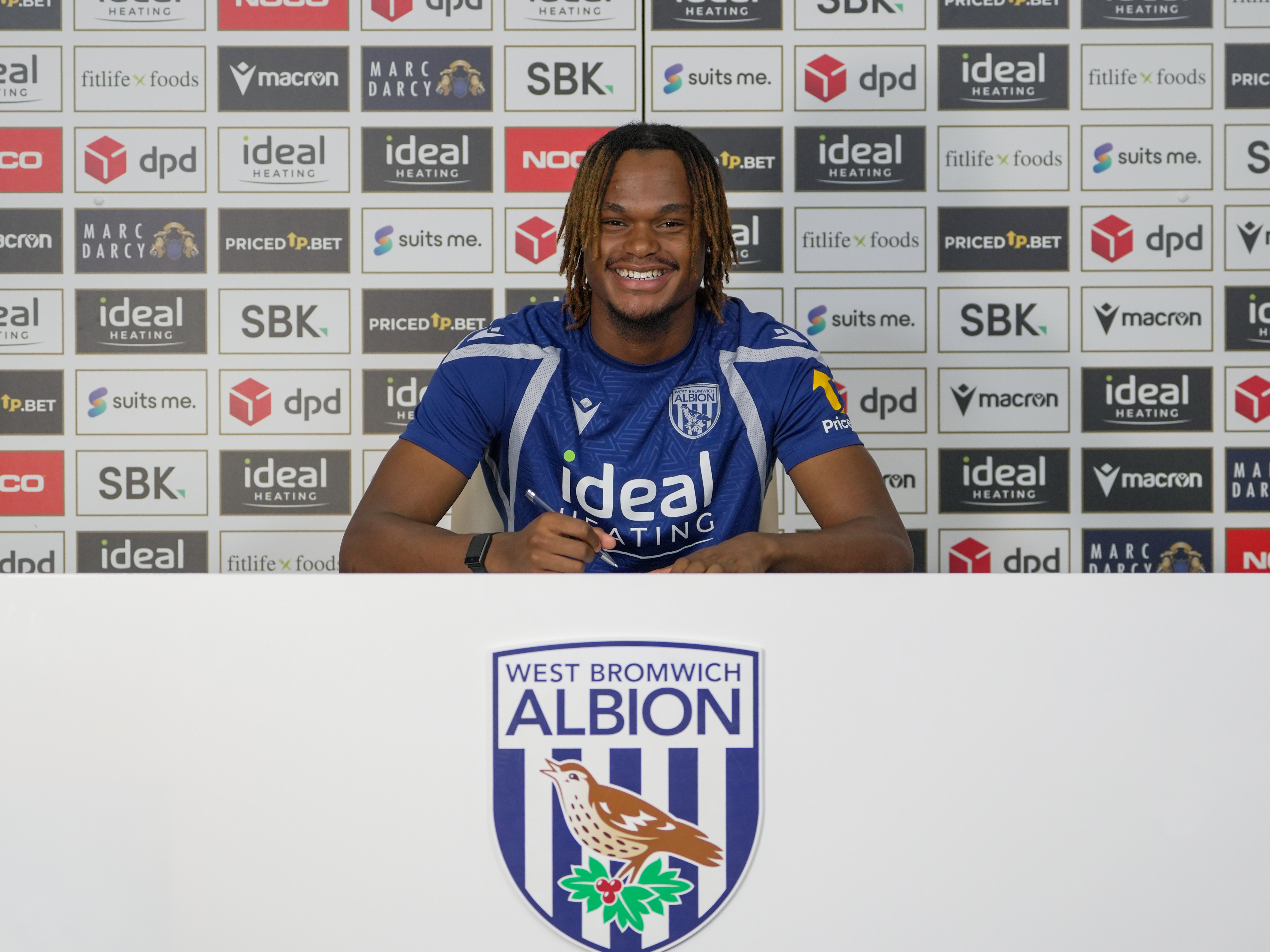 Nathan Dlamini signs his contract