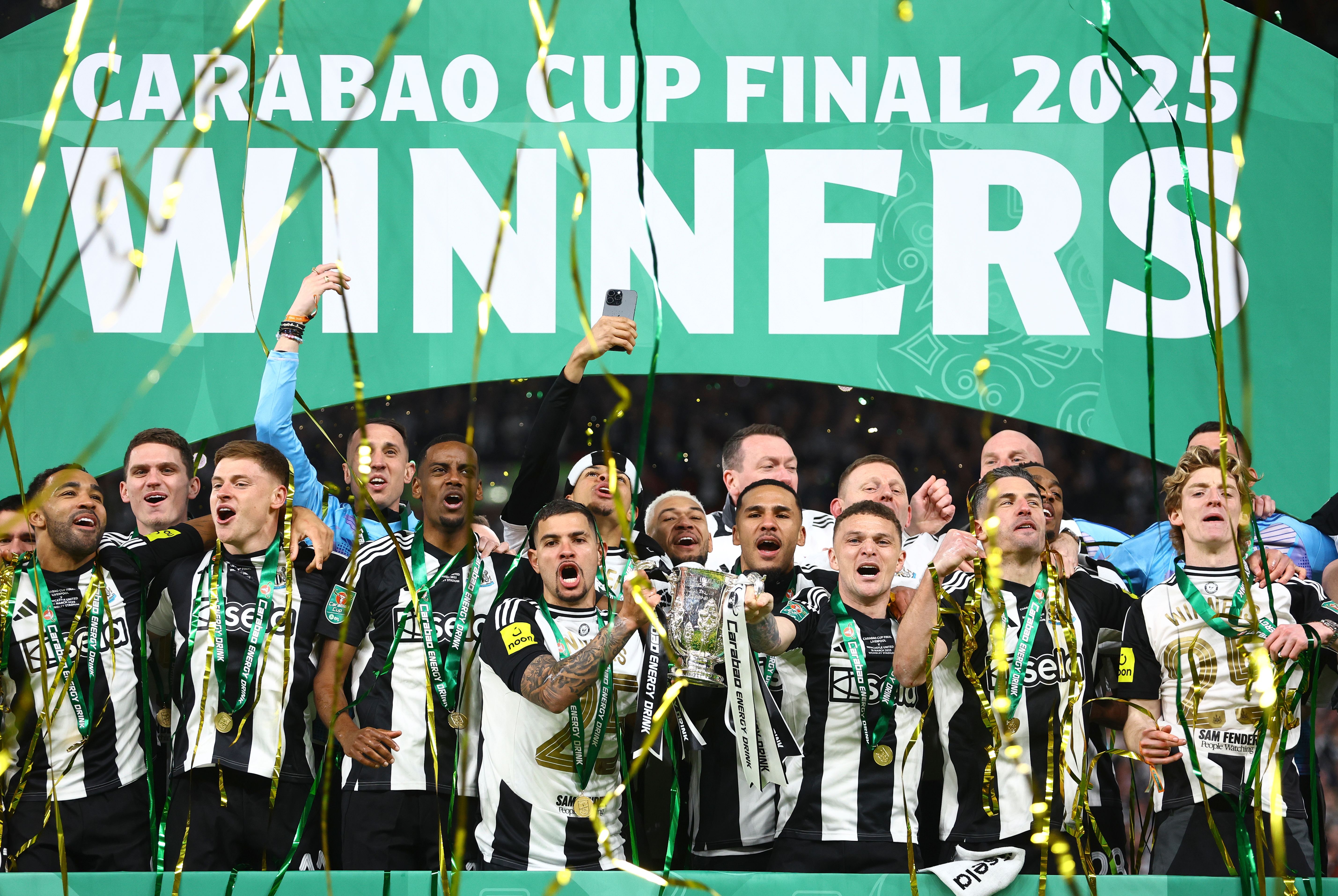 Newcastle squad lift the Carabao Cup in 2025