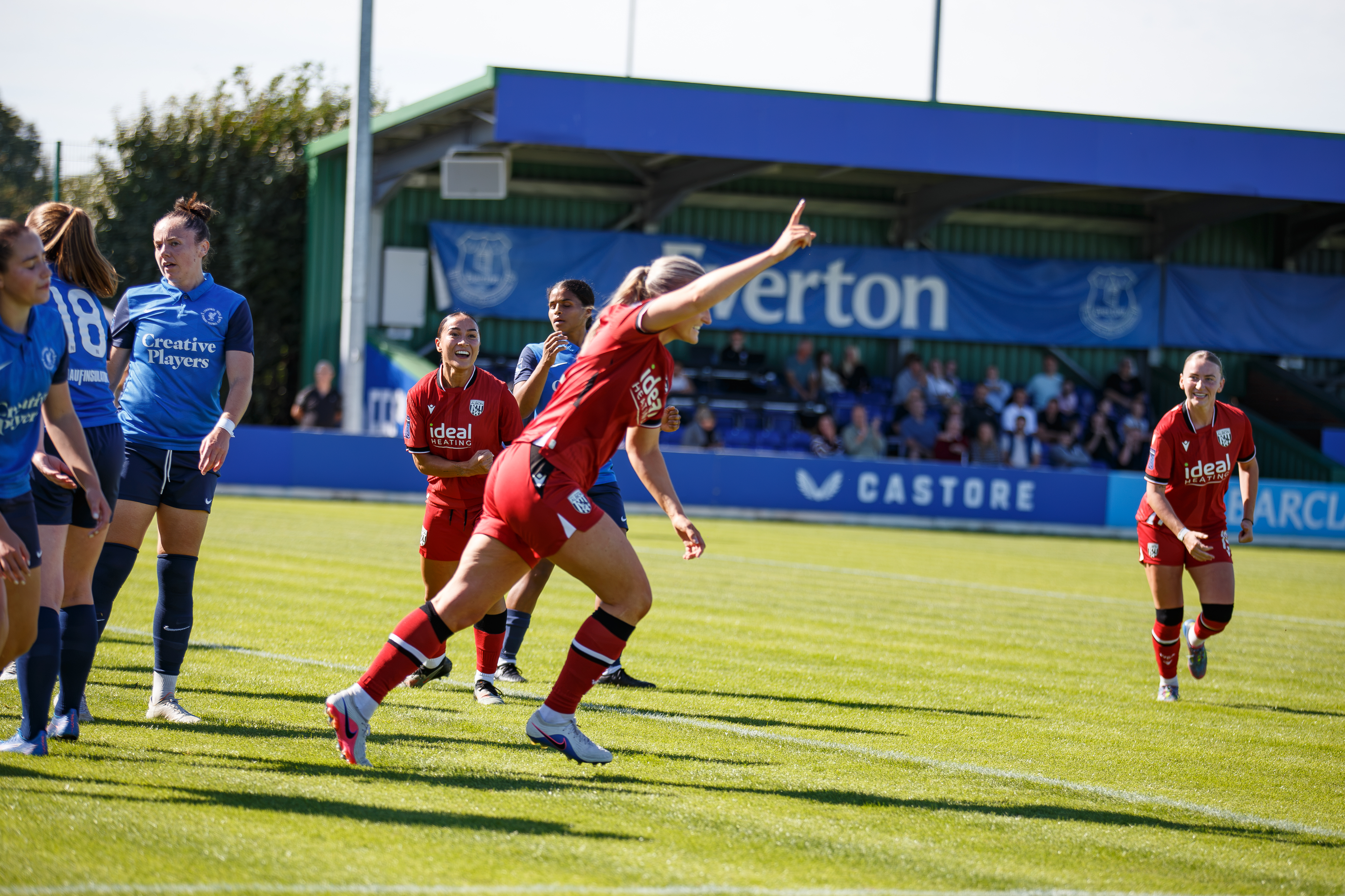 Zoe Creaney scoring against Liverpool Feds.