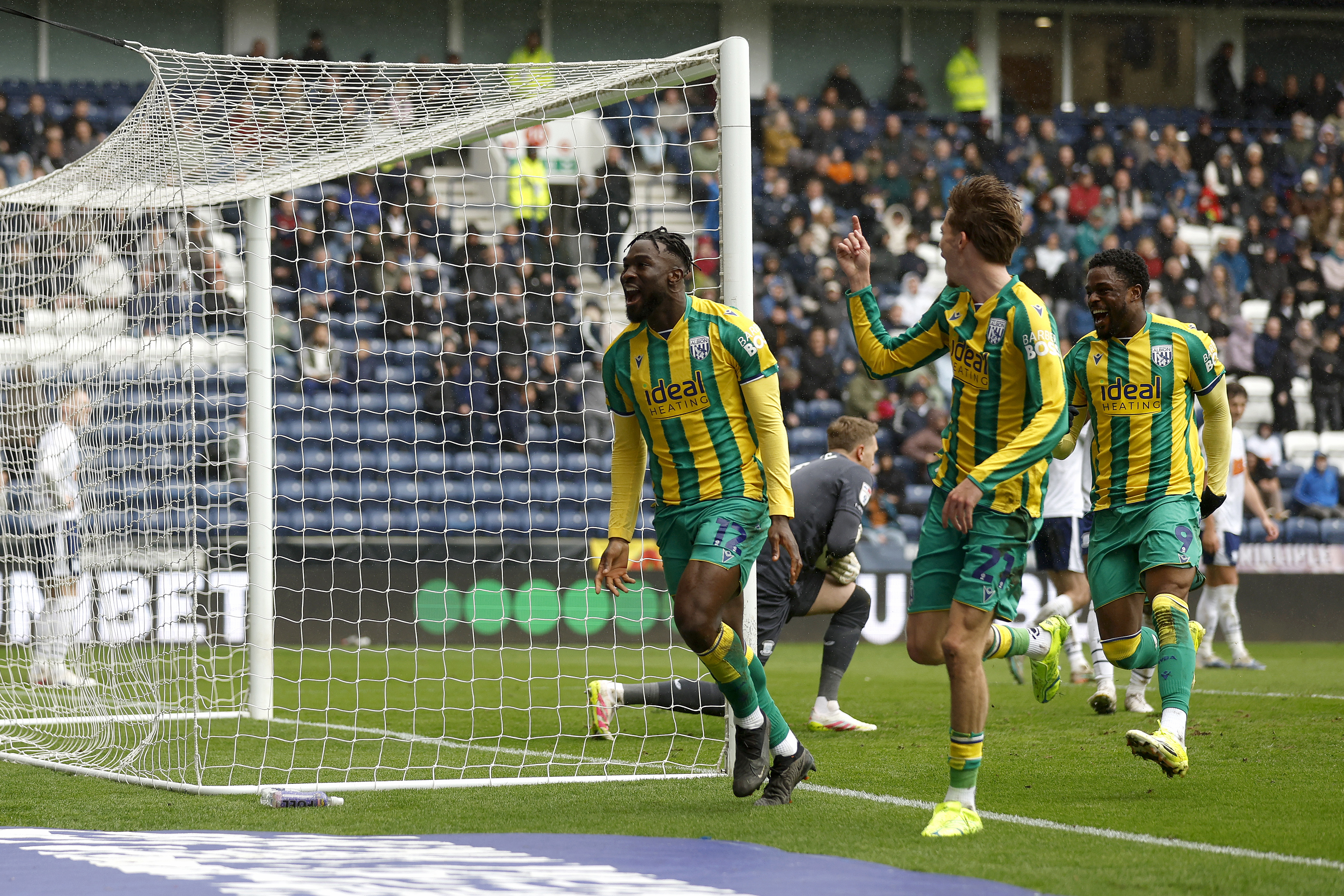 Daryl Dike celebrates after scoring at Preston in the green and yellow away kit 
