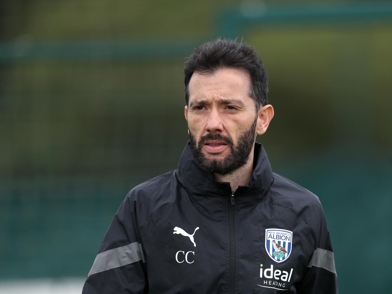 Carlos Corberán watching training 