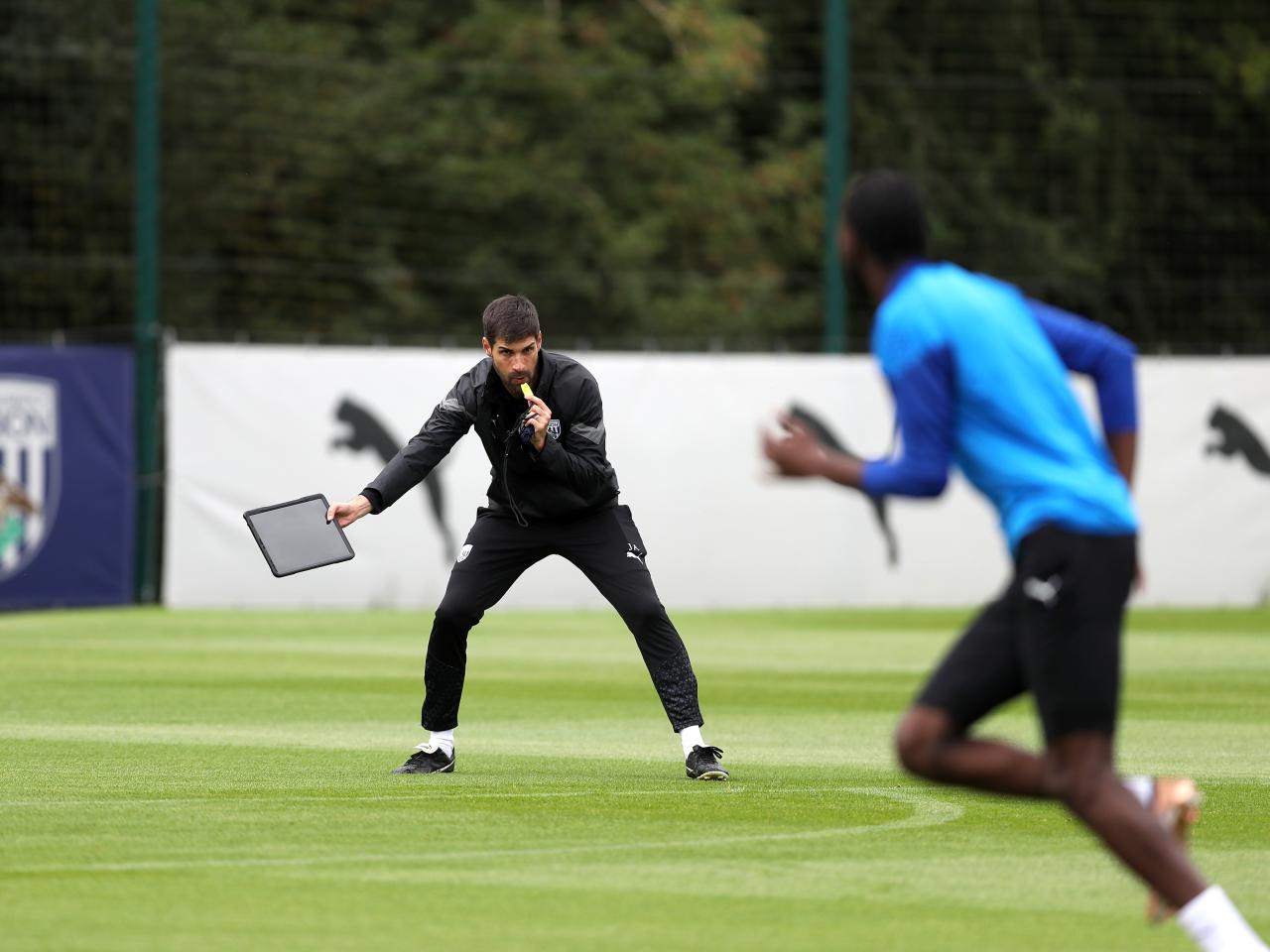 Jorge Alarcon coaching the players in training 