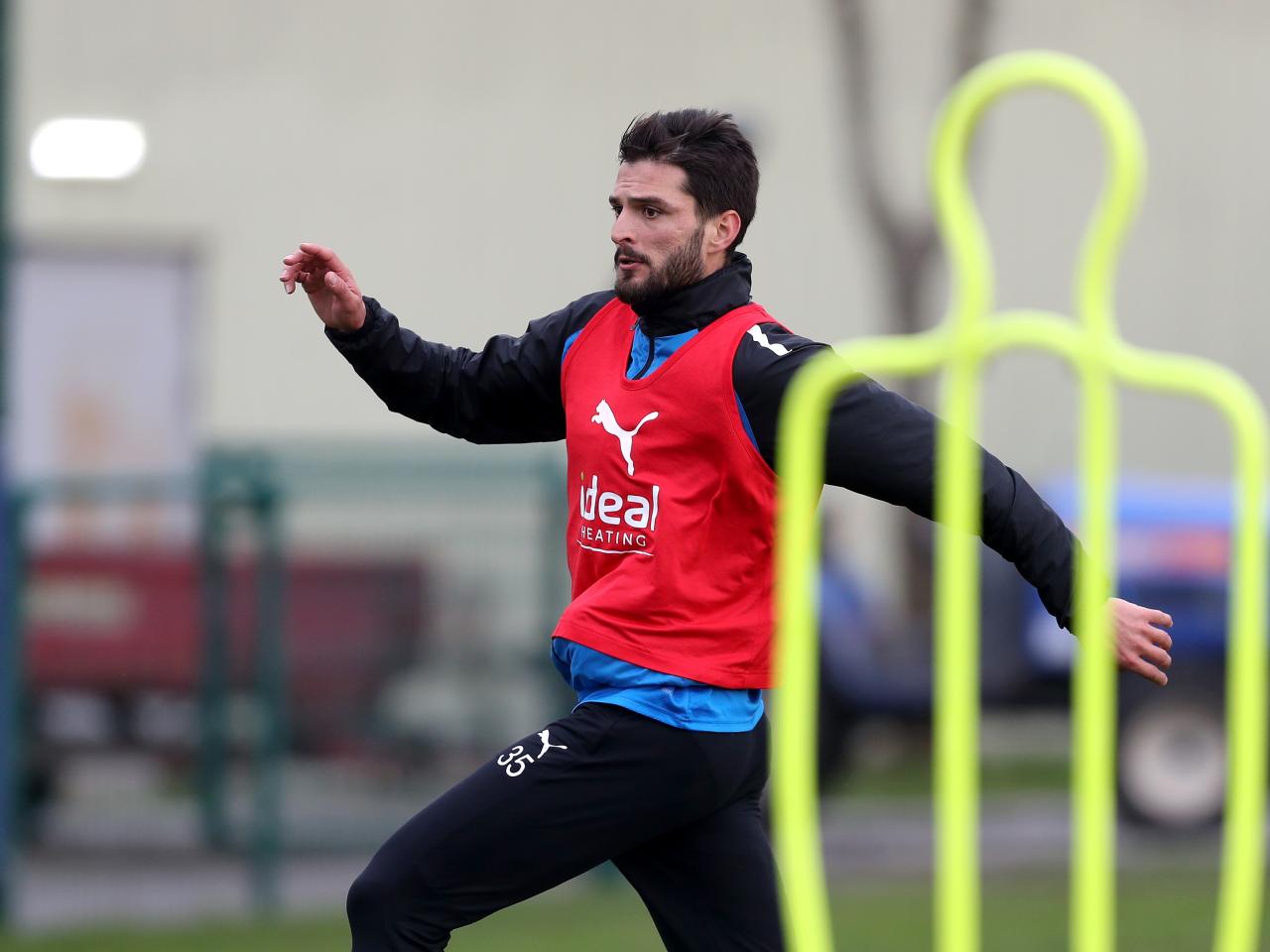 Okay Yokuslu close to a mannequin 