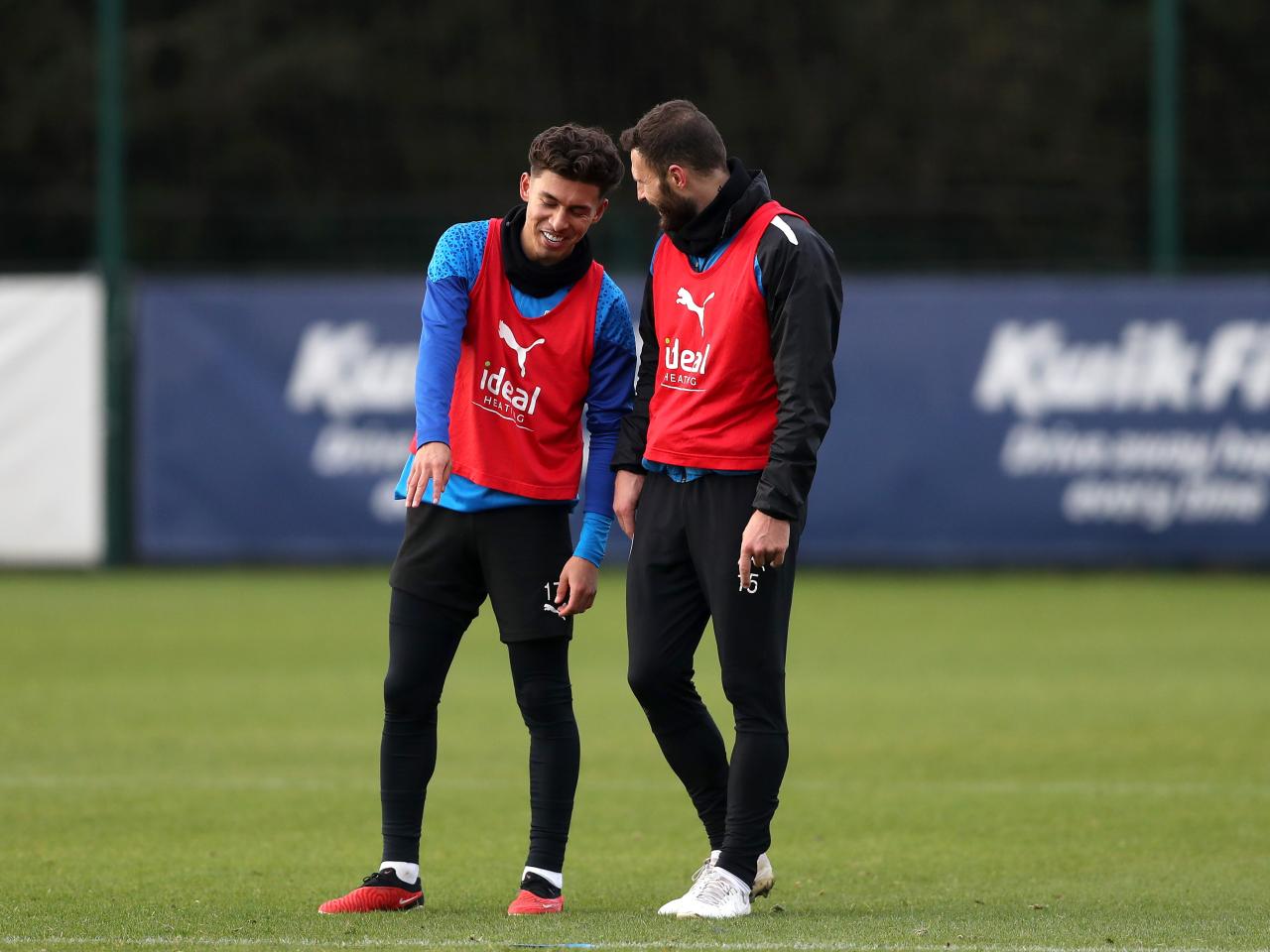 Jeremy Sarmiento and Erik Pieters chatting in training 